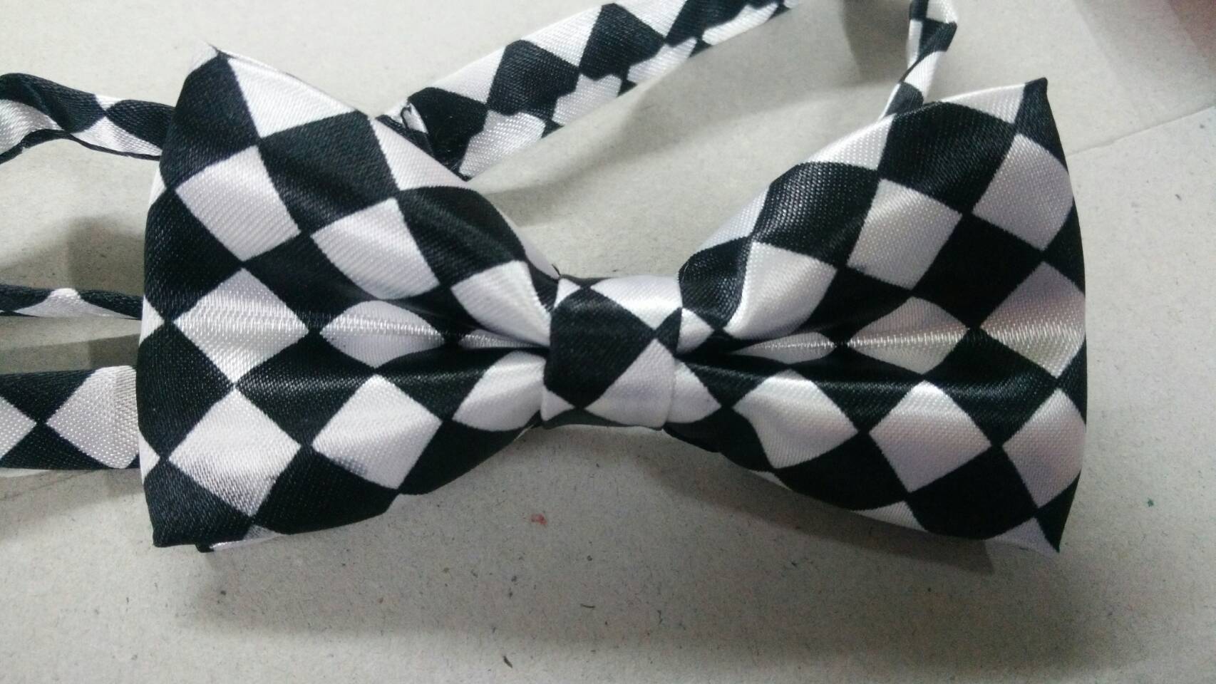 [มีตำหนิ] โบว์หูกระต่ายเด็ก ผูกสำเร็จ ปรับขนาดได้ สำหรับวัย 1-12 ปี ลายตารางขาวดำ