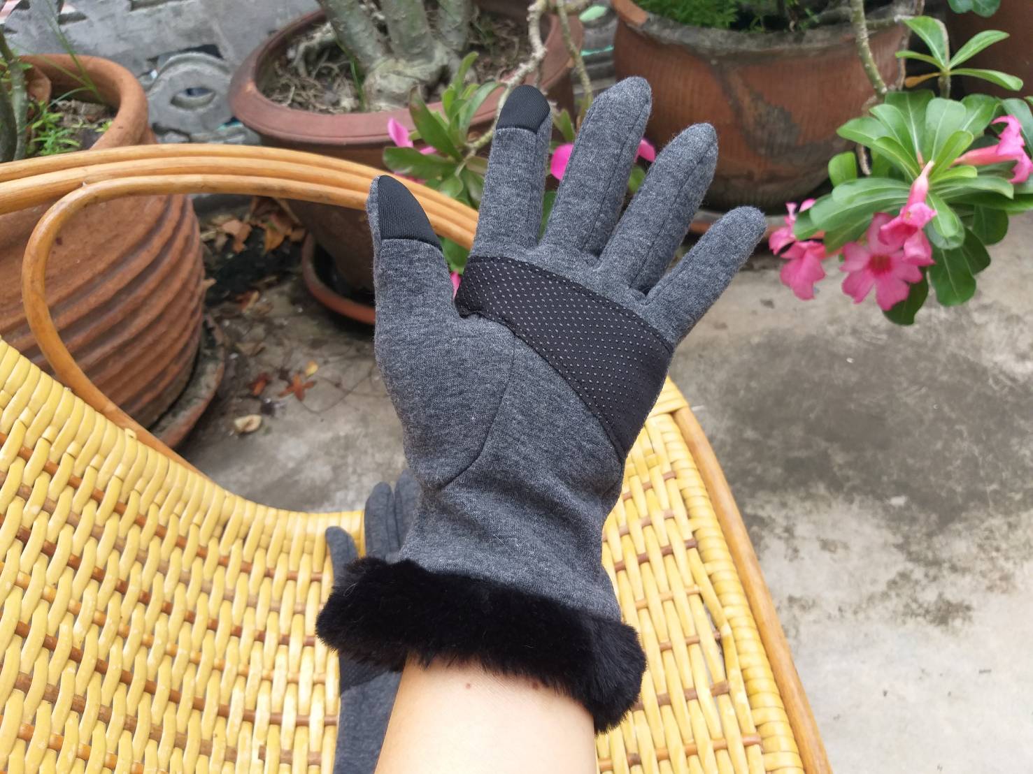 ถุงมือผ้าแต่งเฟอร์ ใส่เล่นมือถือได้ (ของใหม่)