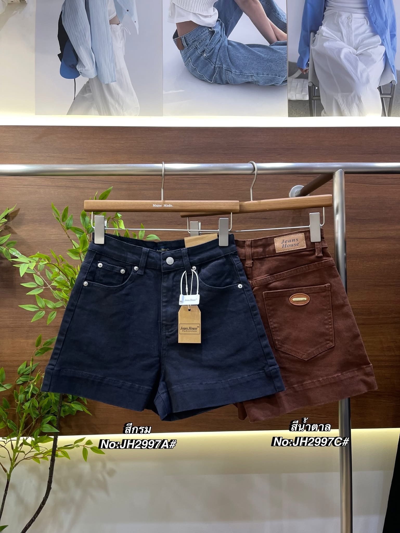 กางเกงยีนส์ขาสั้น ทรงเอวสูง รุ่นนี้บอกเลยทรงสวยมาก เนื้อผ้ายีนส์ยืด ดีเทลติดอะไหล่เล็กตรงกระเป๋าหลังข้างหนึ่ง ใส่สบาย : สินค้าคุณภาพ (พร้อมส่ง)