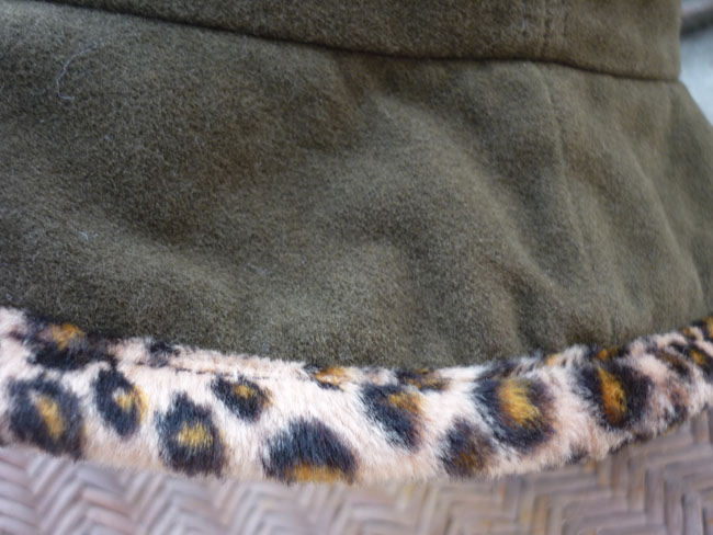 หมวกปีกกว้างผ้ากำมะหยี่ ขอบปีกแต่งลายเสือ เก๋ค่ะ