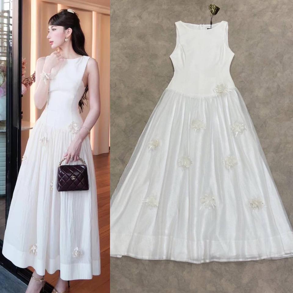 เดรสแขนกุดตัวยาวสีขาวช่วงกระโปรงผ้าตาข่ายสีขาวฟูฟ่อง ปักดอก 3D ใส่แล้วโลกสดใสมาก ใส่สบาย : สินค้าคุณภาพ (พร้อมส่ง)