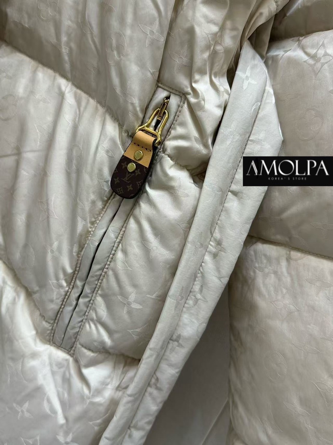 LONG JACKET BOMBER LV งาน hiend ใหม่ล่าสุด งาน 1:1 จริงๆ ตามช๊อปปปป งานสวยยยเป๊ะม๊าก ไม่ผิดหวังแน่นอน งานพรีเมียมมม!! 📍ใส่ได้ทั้ง ช ญ น๊า ใส่สบาย : สินค้าคุณภาพ (พร้อมส่ง)