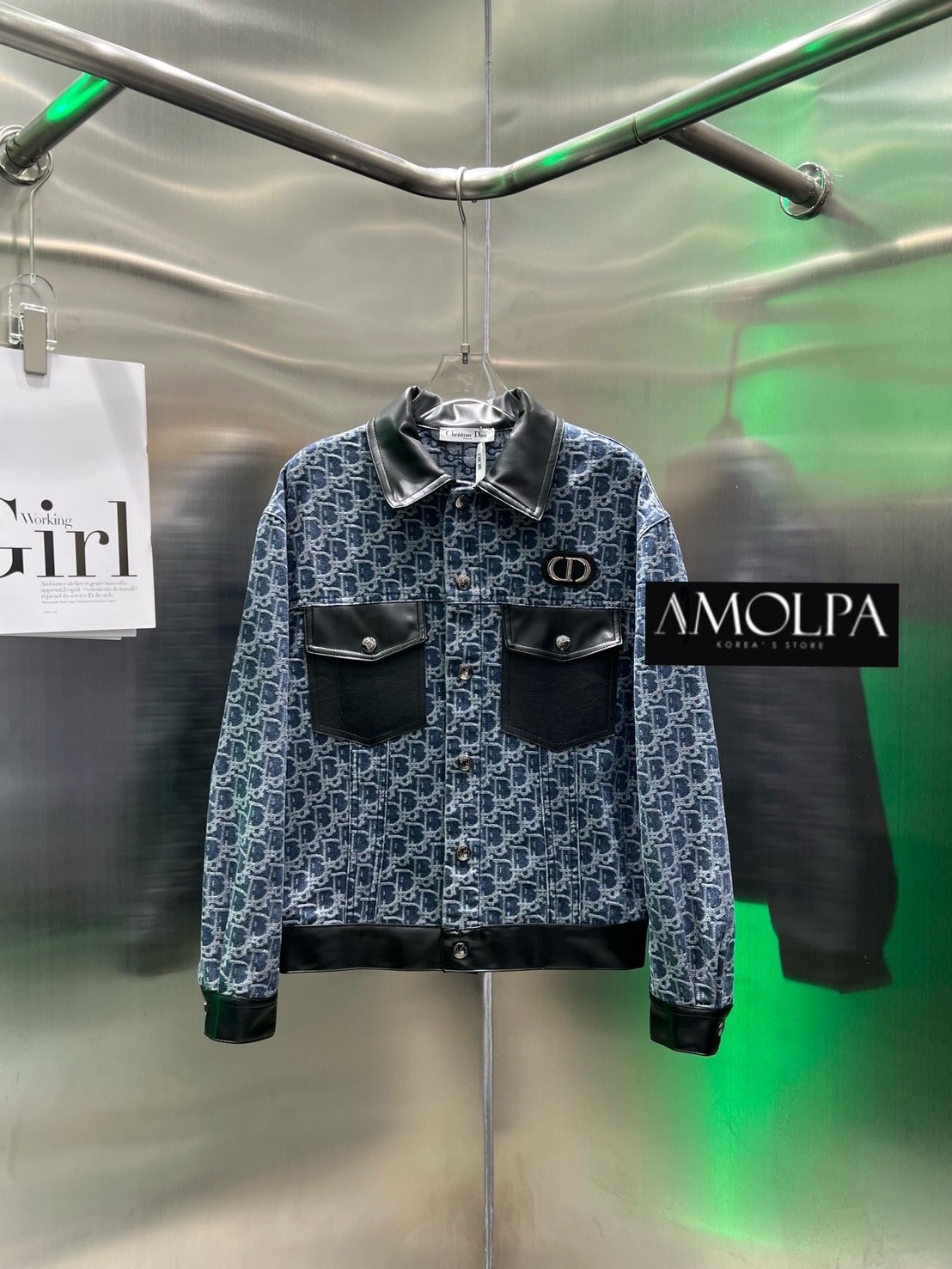 JACKET CHISTIAN DIOR DENIM แต่งหนังสีดำ กระดุมปั้ม แน่นๆ สวยม๊ากกกก ตามภาพเลยค้า งานใหม่ชนช๊อปปป งานสวยยยยย ใส่แล้วเก๋มากๆ ใส่สบาย : สินค้าคุณภาพ (พร้อมส่ง)