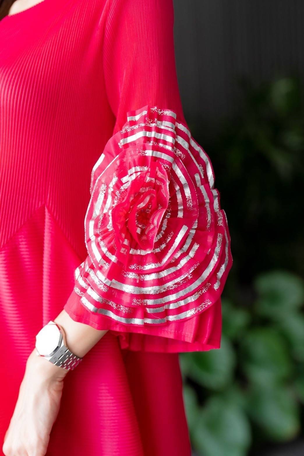 เดรสตัวยาวอัดพลีท คอกลม ทรงแขนตุ๊กตา แต่งพุ่มดอกกุหลาบชายแขน 🌹🌹เกรด Premium 👍🏻 ใส่สบาย : สินค้าคุณภาพ (พร้อมส่ง)