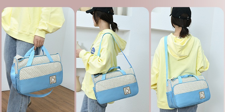 กระเป๋าเด็กอ่อน กระเป๋าคุณแม่ ใส่สัมภาระลูก Set 4 ชิ้น ผ้านุ่มลื่นกันน้ำ ลายจุดน่ารัก อย่างดี