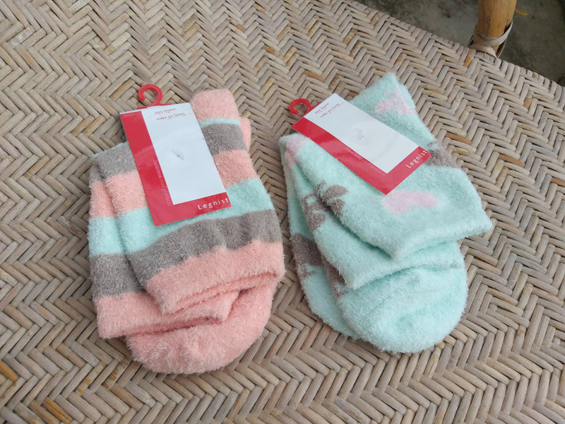 ถุงเท้าเนื้อขนสุดนุ่ม อุ่นมาก มี 2 สี 2 ลาย