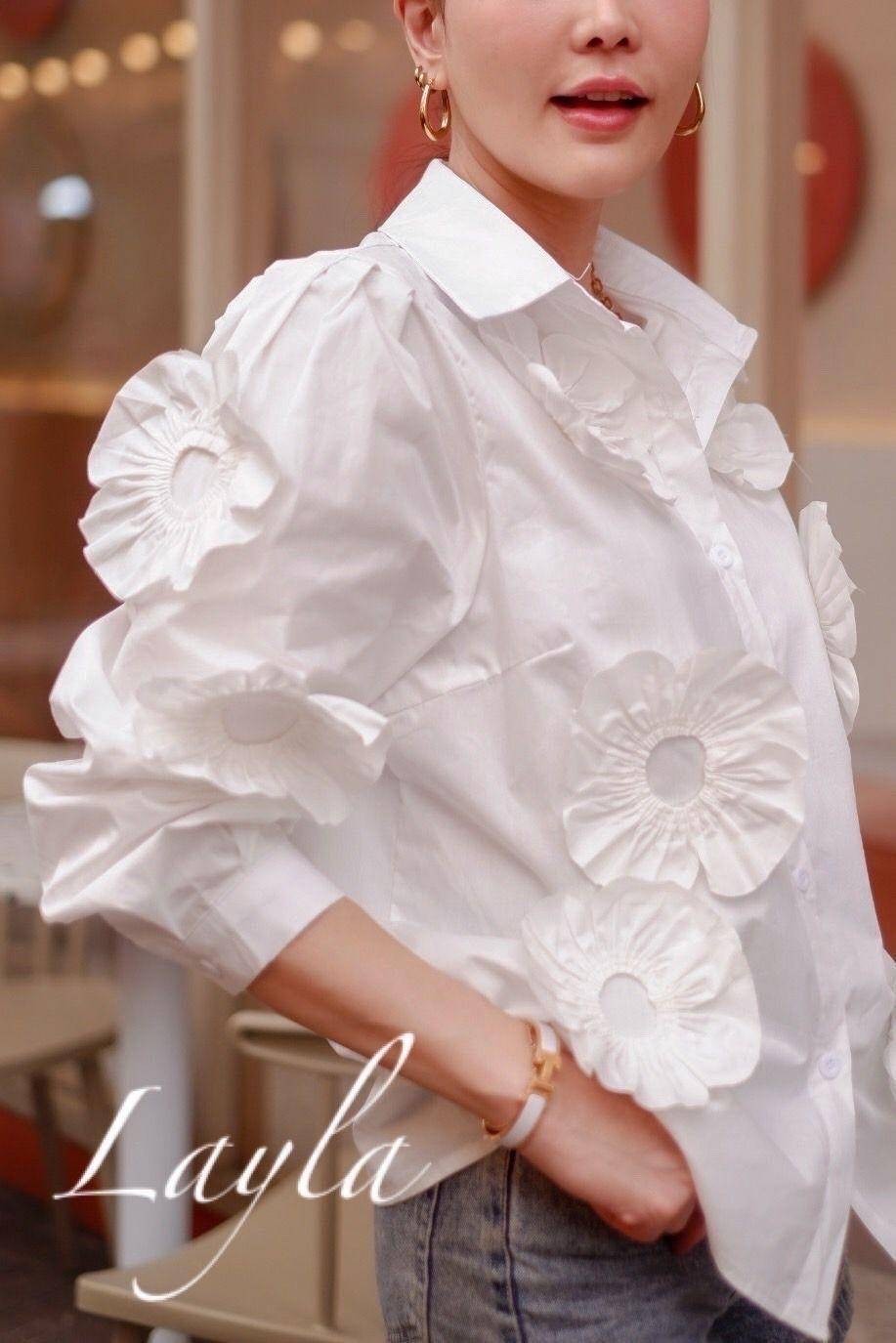 เสื้อเชิ้ตทรงสวยแต่งดอกไม้ 3d งานสวย แบบตะโกน ทรงโอเว่อไซส์นิดๆ ดีเทลสวย งานเย็บอย่างดี : สินค้าคุณภาพ (พร้อมส่ง)