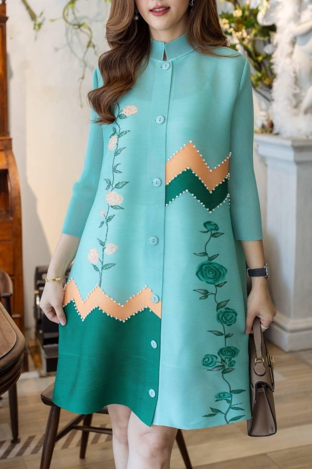 เดรสผ้าอัดพลีท Premium Pleatd Fabric ดีเทลสวยๆพิมพ์ลายประดับด้วยเพชรสุดหรู และมุก ใส่สบาย : สินค้าคุณภาพ (พร้อมส่ง)