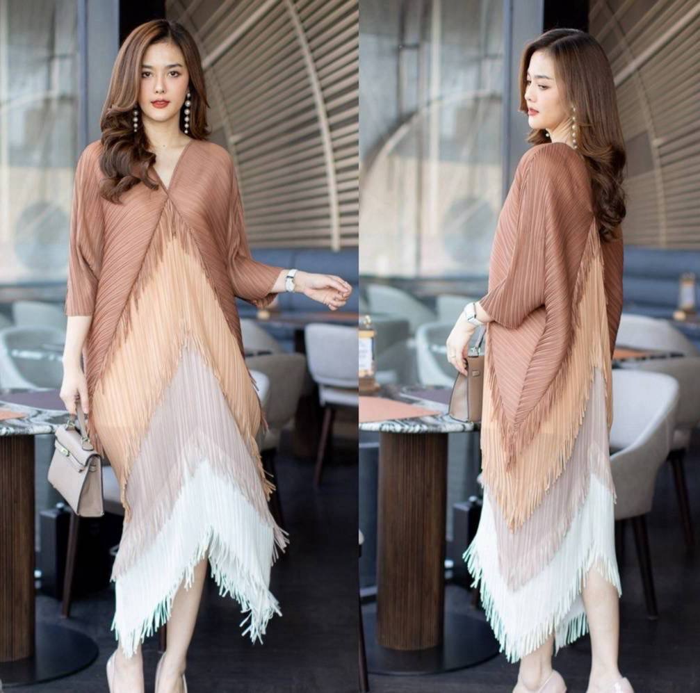 Maxiเดรสผ้าอัดพลีท วางพื้นสลับสี แขนทรงค้างคาว ทรงสวยใส่แล้วดูเข้ารูป ดูสง่างามมากค่ะ ใส่สบาย : สินค้าคุณภาพ (พร้อมส่ง)