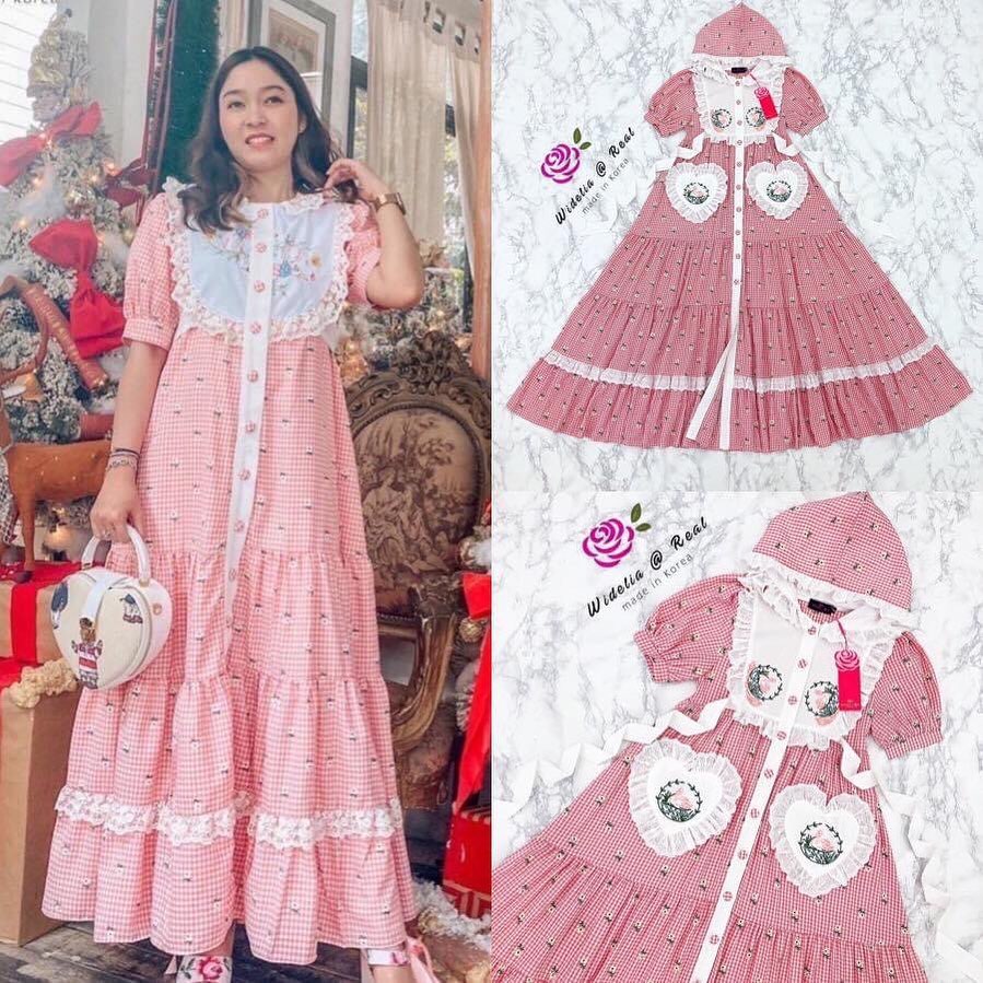 แม็กซี่เดรสมีฮู๊ดแสนสวย กรี๊ดมากแม่สำหรับรุ่นนี้คือมันน่ารักมาก ตัวเดรส เนื้อผ้าลายตารางแต่งระบายด้วยลูกไม้สีขาว สินค้าคุณภาพ (พร้อมส่ง)