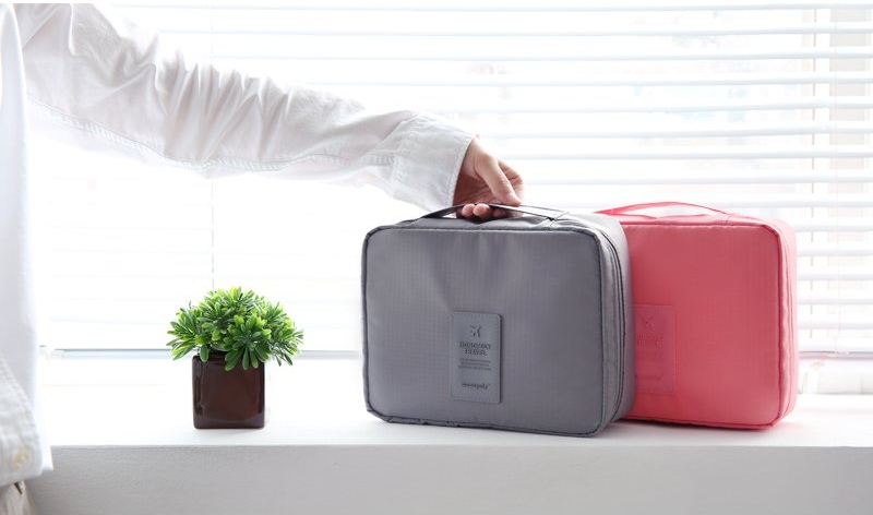 กระเป๋าอเนกประสงค์พกพาสะดวก สำหรับใส่อุปกรณ์เครื่องสำอาง อุปกรณ์ห้องน้ำ หรือสิ่งของจำเป็นอื่นเพื่อการเดินทาง ทำจากไนล่อนกันน้ำคุณภาพดี