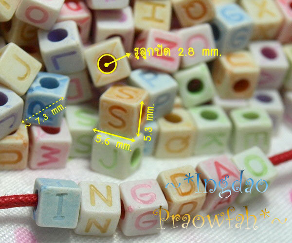 5653-AZ ลูกปัดทรงสี่เหลี่ยมปั๊มตัวอักษร A-Z ครบอักษร คละสี ขนาด 5.6 มิล. (1 ชุด/52 ชิ้น)
