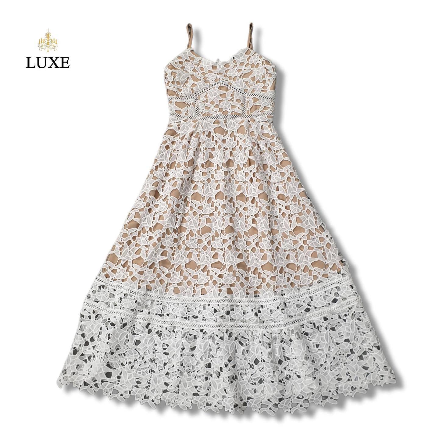 เดรสเสื้อสายเดี่ยวกระโปรงบานจับจีบ ทำจากผ้าลูกไม้โครเชต์ ทอลายสวยคมชัด คัตติ้งประณีต มีซิปหลังและซับในเต็มตัว สินค้าคุณภาพ (พร้อมส่ง)