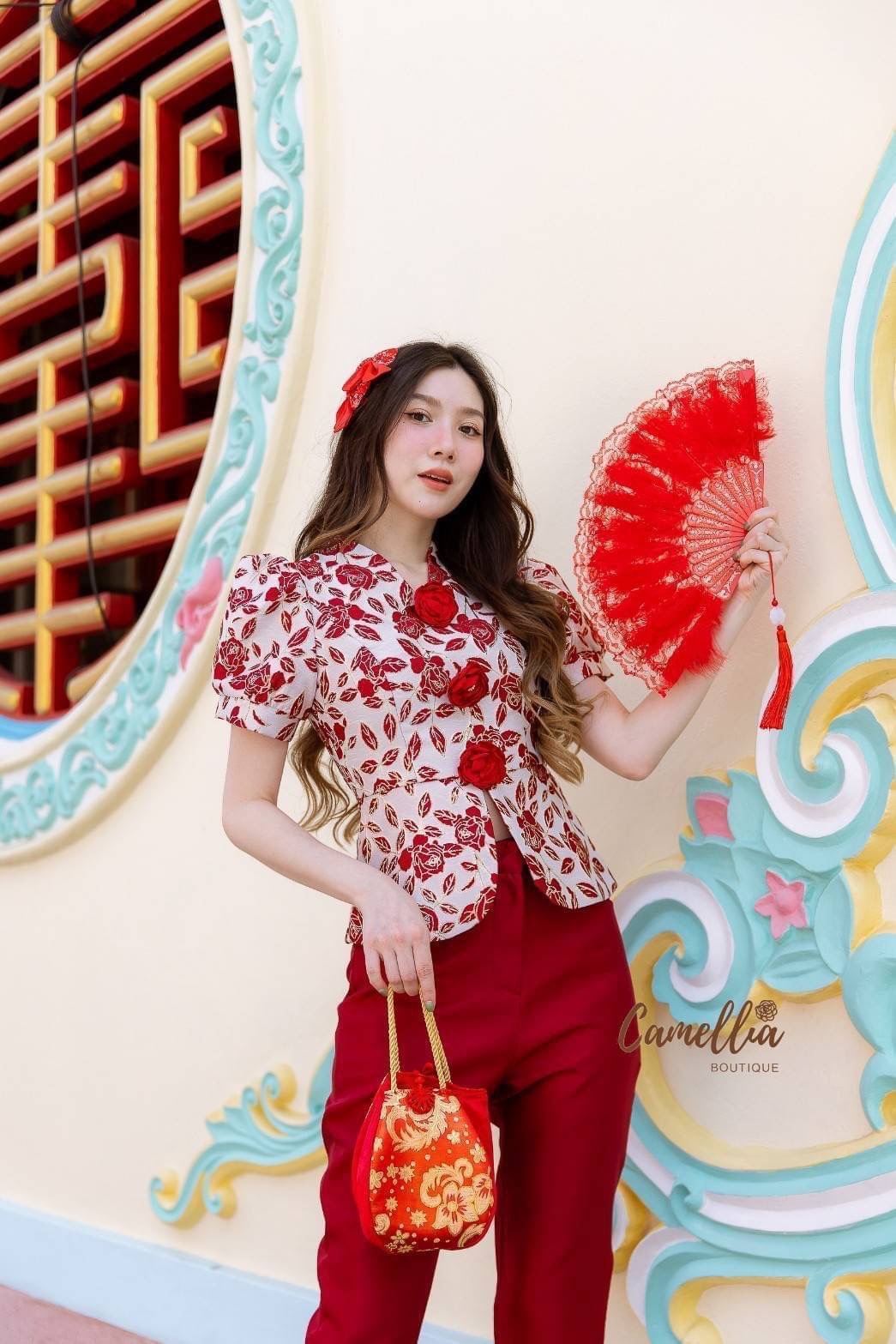 ชุดSet เสื้อคอจีนผ้าทอลายดอกไม้ สววเกร๋แต่งกระดุมเป็นเข็มกลัดดอกไม้(ถอดออกได้) + มาคู่กับกางเกงขายาว 9 ส่วนผ่าข้าง ผ้าดีทรงเป๊ะ ใส่สบาย : สินค้าคุณภาพ (พร้อมส่ง)