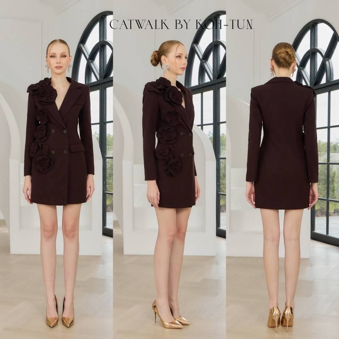 เดรสผ้าวูลแต่งดอกไม้ข้างเดียว จะใส่เป็นเดรสตัวเดียวก็ดูหรู หรือจะใส่เป็นโค้ตคลุมก็ดูเก๋ไปอีกแบบ ใส่สบาย : สินค้าคุณภาพ (พร้อมส่ง)