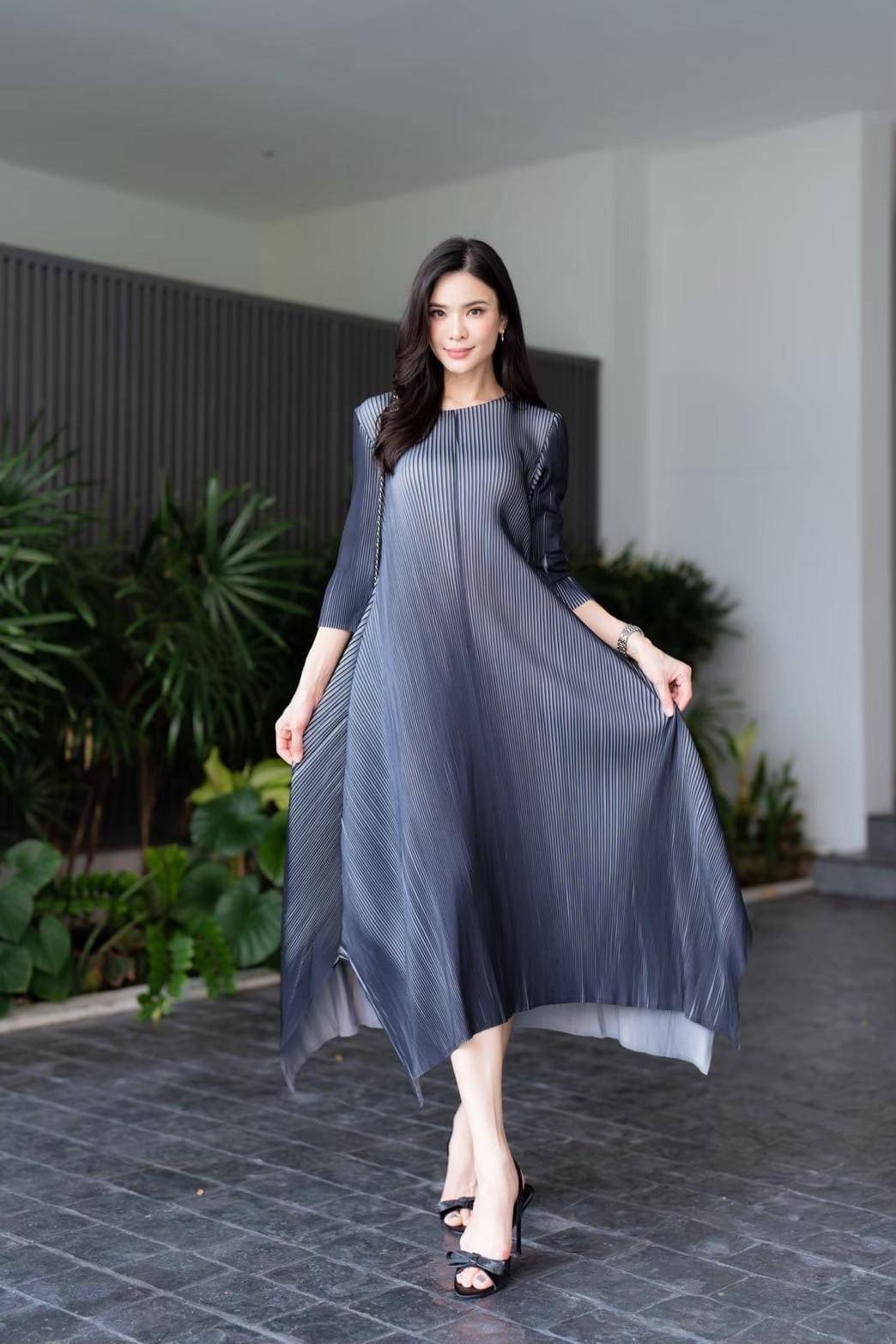 เดรสแขนสั้น คอกลมงาน AA Premium งานอัดพลีททรงA ทรงป้ายสไลด์ไปด้านข้าง พลีทเนื้อเดียวกับงาน Brand สวย Best Quality✔️ ตัดต่อพลีท 3 สี เย็บด้วยเทคนิคพิเศษ ใส่สบาย : สินค้าคุณภาพ (พร้อมส่ง)