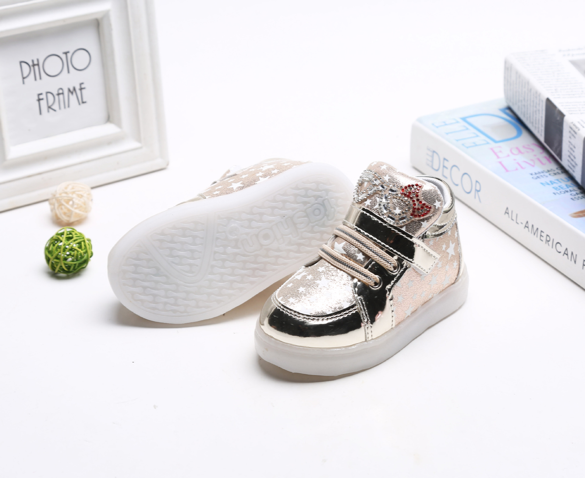 รองเท้าคัชชูเด็กหญิงตัวน้อย สีทองเมทัลลิค มีไฟ+เรืองแสง Size 23