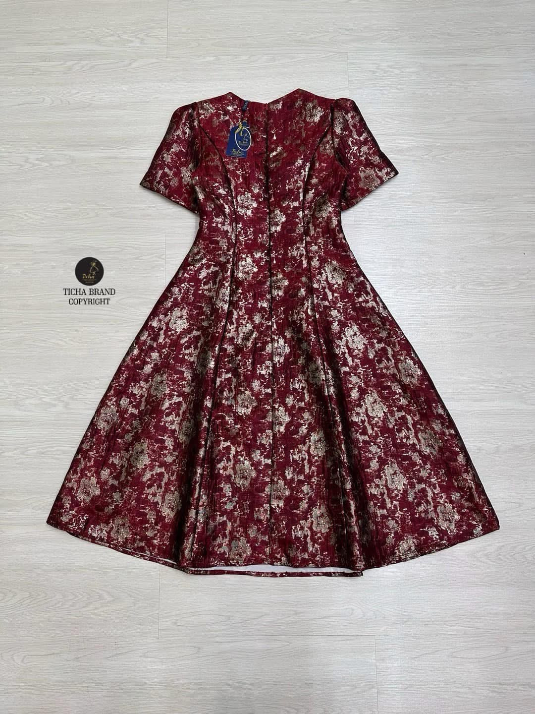 เดรสคอกลมแขนสั้น ดีเทลผ้าทอสีแดงสลับทอลายดอกสีทองดีไซน์สวย ช่วงกระโปรงยาวทรงย้วยสวย (อกเสริมฟองน้ำ มีซิปหลัง) ใส่สบาย : สินค้าคุณภาพ (พร้อมส่ง)