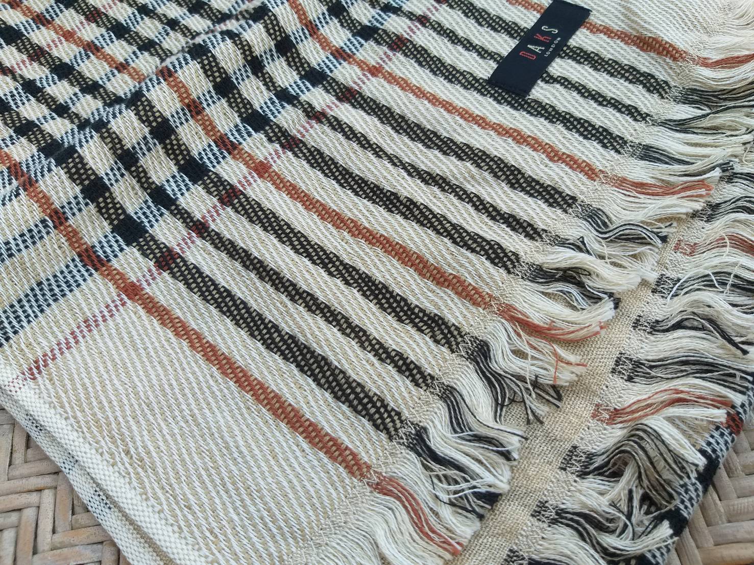 ผ้าพันคอ DAKS ผ้าดีมาก เก๋มาก สวย (ของใหม่)