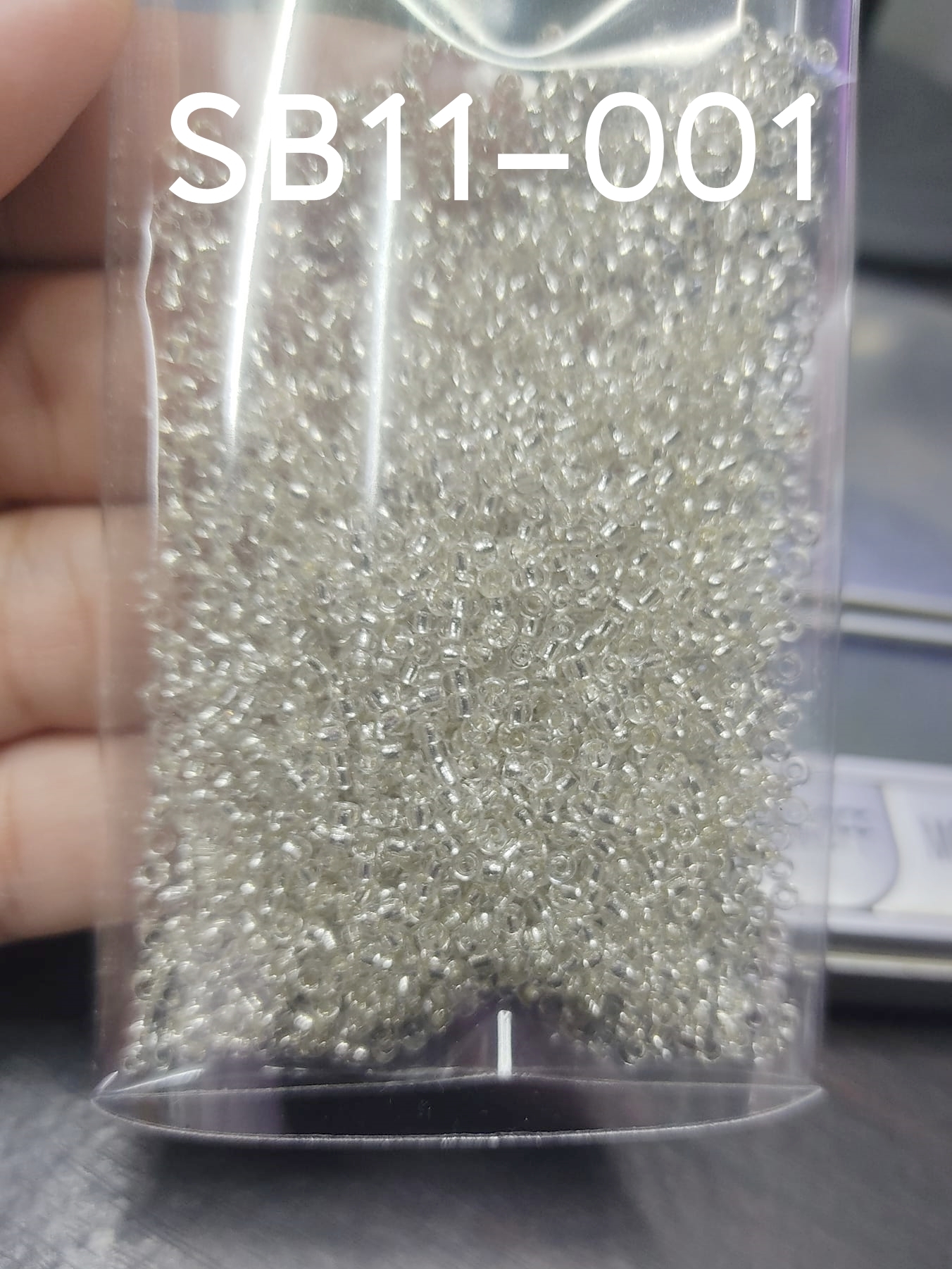 SB11-001 ซีดบีดไซส์เล็ก 2 มิล. สีขาวใสแกนสีเงิน Silverlined Crystal (20 กรัม)