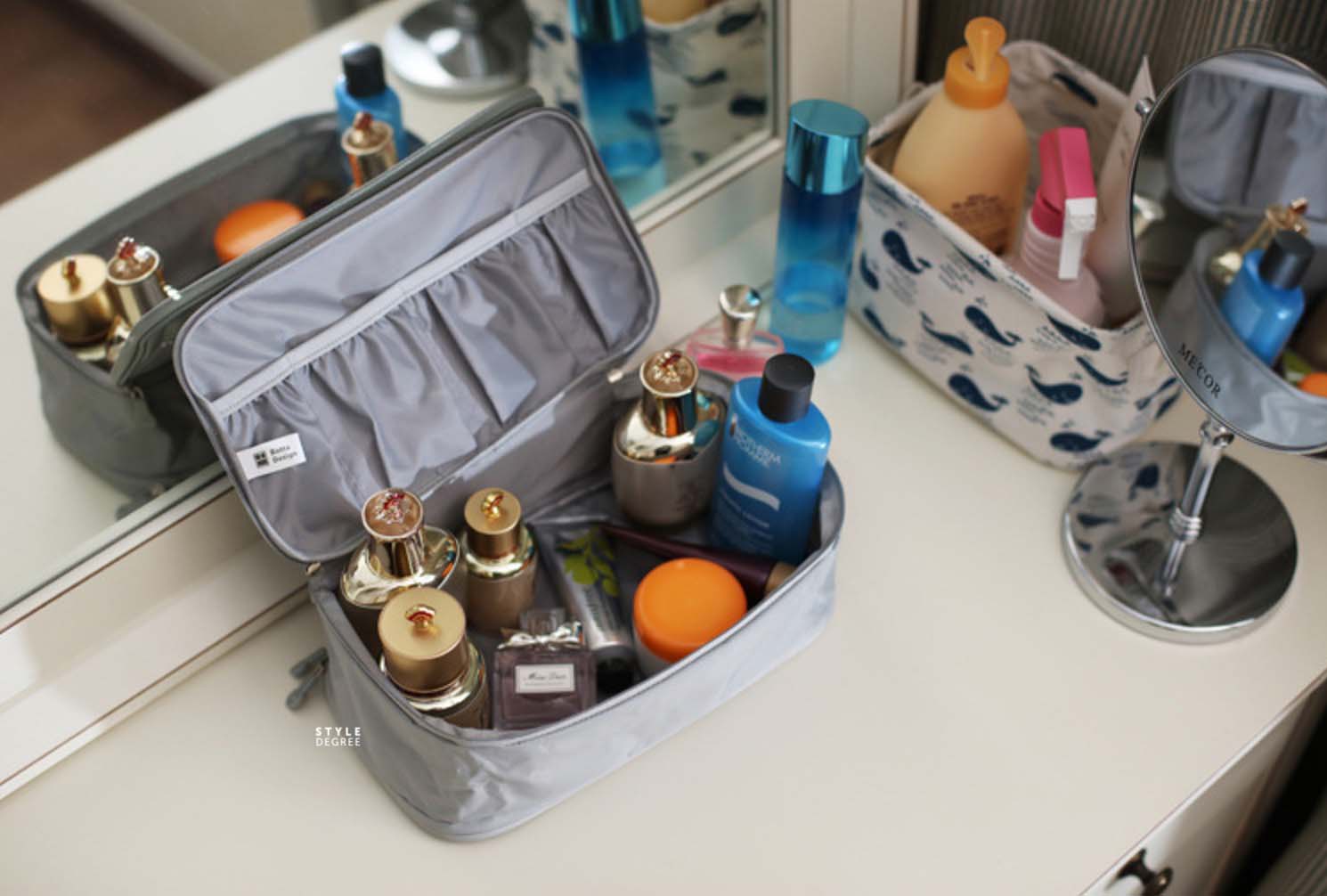 กระเป๋าใส่ชุดชั้นใน กางเกงชั้นใน มีช่องแบ่งเก็บที่ใส่แล้ว ผลิตจากไนล่อนเนื้อดีกันน้ำ มีให้เลือก 6 สี