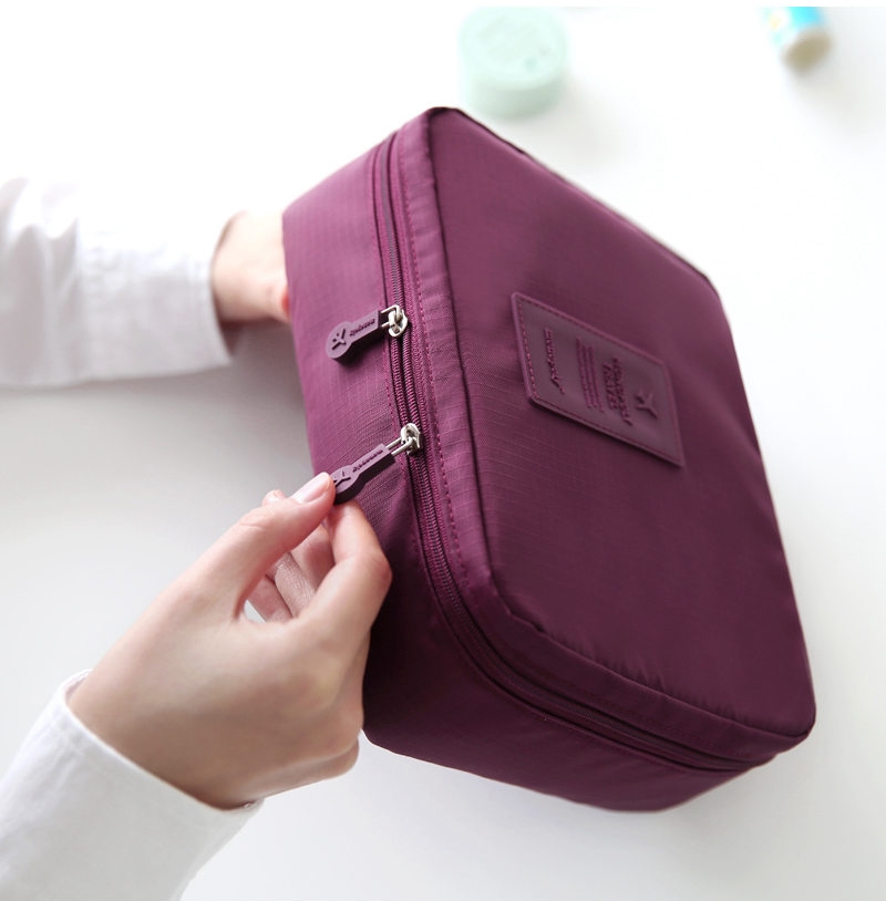 กระเป๋าอเนกประสงค์พกพาสะดวก สำหรับใส่อุปกรณ์เครื่องสำอาง อุปกรณ์ห้องน้ำ หรือสิ่งของจำเป็นอื่นเพื่อการเดินทาง ทำจากไนล่อนกันน้ำคุณภาพดี