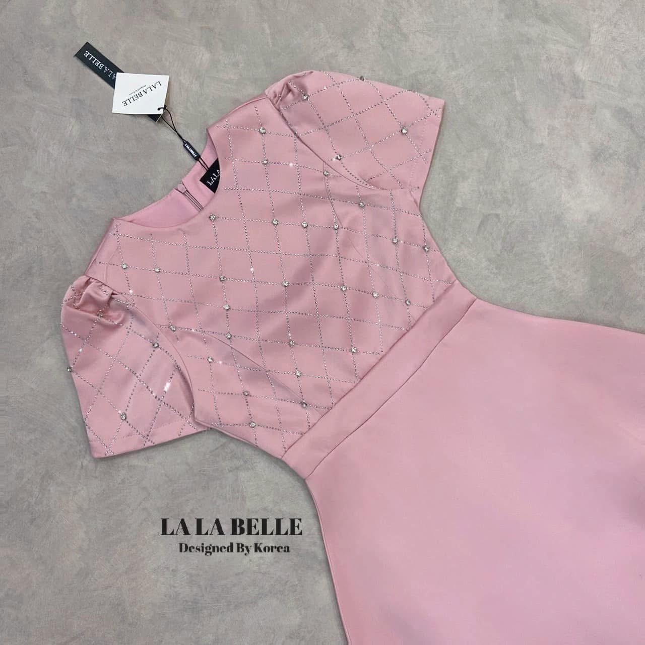 เดรสยาวผ้าซาตินอัดกาวผ้าหนามีน้ำหนักทิ้งตัวสวยทรงคอกลมยกไหล่แขนสั้นแต่งรีเพชรตารางพร้อมตอกเพชรเป็นเม็ดๆตามดีเทลเอวเข้ารูปเข้าทรงกระโปรงยาวทรงเอใช้ผ้าเยอะ ใส่สบาย : สินค้าคุณภาพ (พร้อมส่ง)