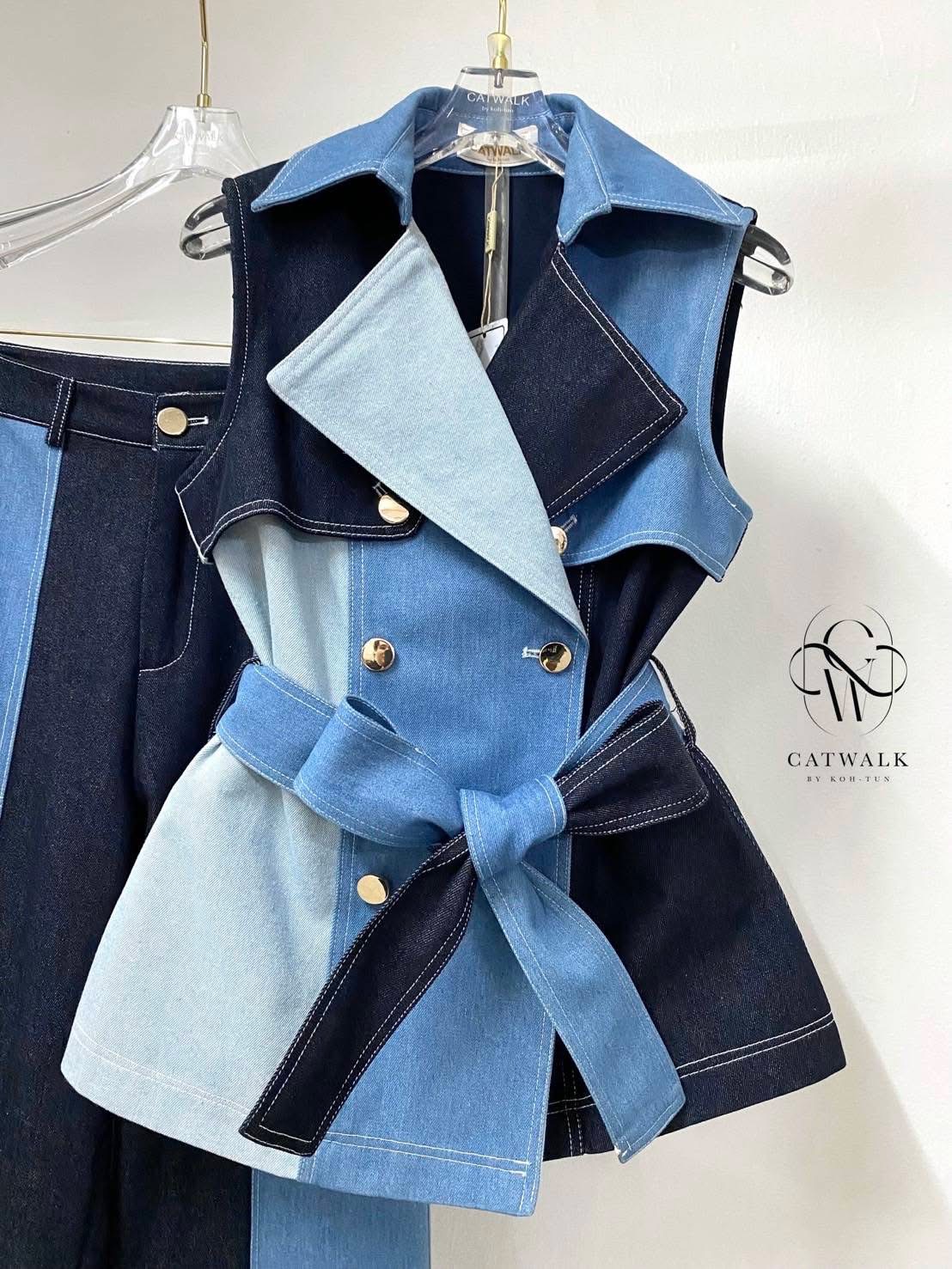 ชุดเซตยีนส์ 3 สี เนื้อผ้ายีนส์เกรดเอ ตัวเสื้อเป็นทรงกึ่งเข้ารูป ปกเทเล่อร์ แขนกุด มีเชือกผ้ายีนส์ช่วยผูกให้ดูเข้ารูปเป็นทรงมากขึ้น มาคู่กับกางเกงทรงขากระบอกเอวสูง ใส่สบาย : สินค้าคุณภาพ (พร้อมส่ง)