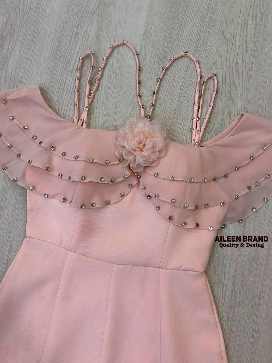 จั๊มสูทขายาว ดีไซน์สายสปาเกตตี้แต่งอะไหล่เพชร ช่วงอกแต่งระบายเป็นชั้นๆยาวปาดไหล่ติดอะไหล่ ตัวจั๊มทรงเข้ารูป กางเกงทรงกระบอกใหญ่ เนื้อผ้าดีมีซับในทั้งตัว ใส่สบาย : สินค้าคุณภาพ (พร้อมส่ง)