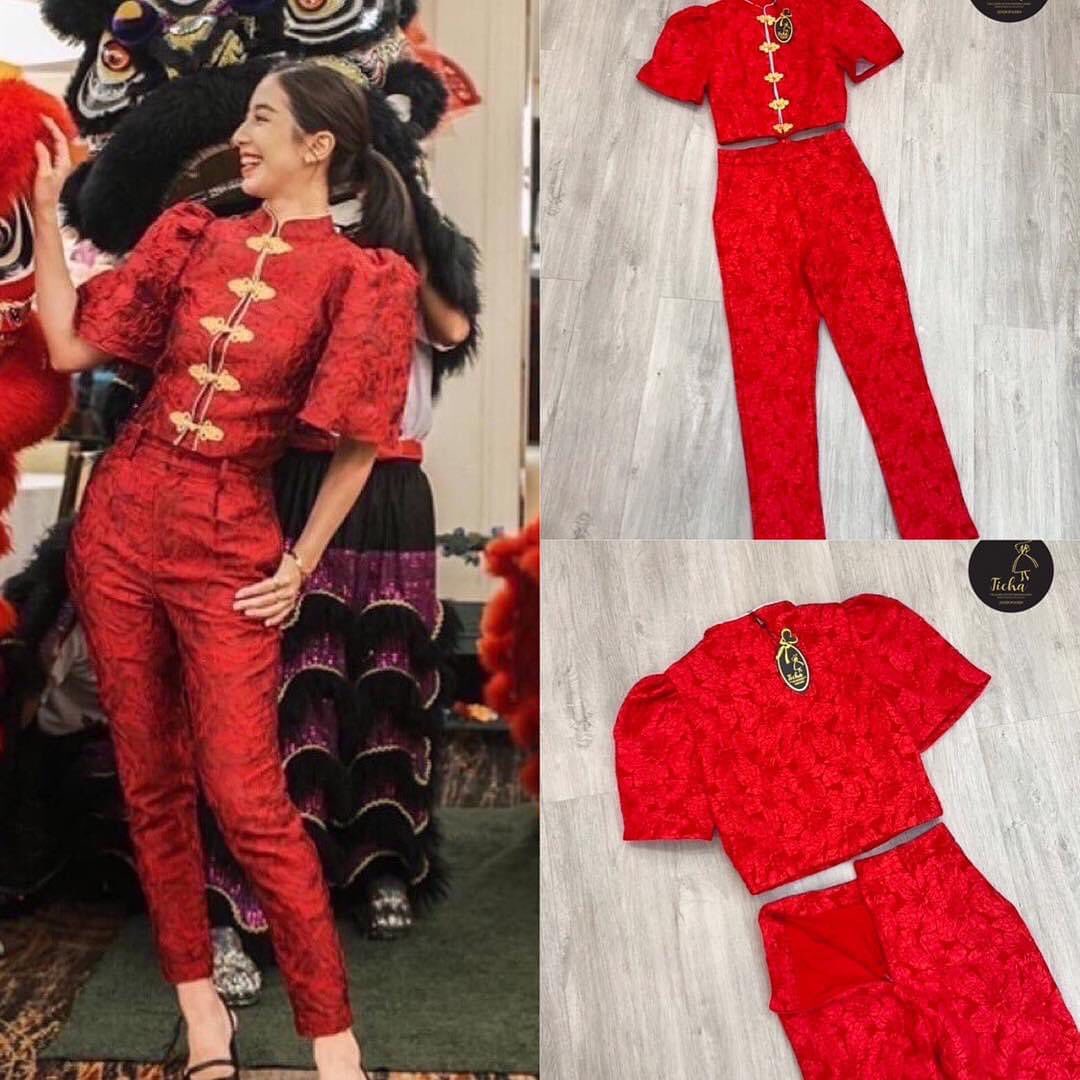 Set 2 ชิ้น กี่เพ้า เสื้อคอจีนแขนสั้น แต่งกระดุม ผ้าด้านหน้า เนื้อผ้าทอลายเทคเจอลายนูนอย่างดี ทั้งชุด ใส่สวยหรูดูแพงมาก แมทช์คู่กับกางเกงขา ยาวเอวสูง งานซิปด้านหลัง มีกระเป๋าสองข้าง รุ่นนี้ใส่ถ่ายรูปสวยเป๊ะ : สินค้าคุณภาพ (พร้อมส่ง)