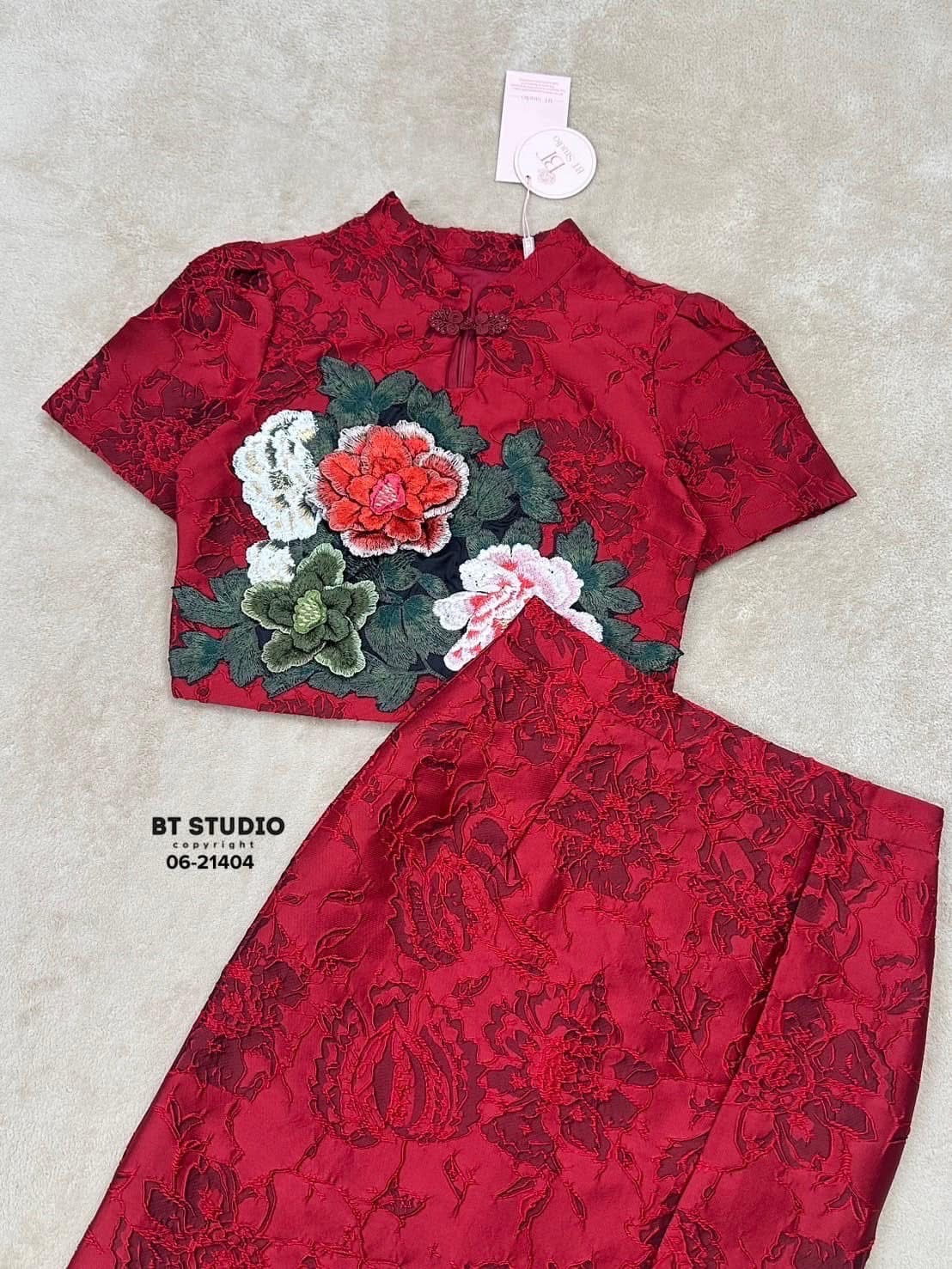 เซท 2 ชิ้น เสื้อแขนสั้นแต่งคอจีน แต่งปักดอกไม้กลางอกสวย ๆ มาพร้อมกระโปรง ยาวประมาณเข่าแต่งผ่าหน้า ใส่สบาย : สินค้าคุณภาพ (พร้อมส่ง)