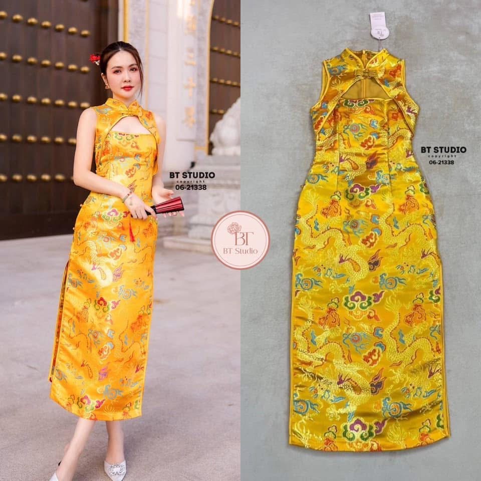 เดรสยาวแขนกุด แต่งกระดุมจีนเว้าบนอก งานสวยผ้าทอลายมังกร อย่างดีผ้าทอลายแน่น ๆ ผ่าข้างทั้งสองข้าง ใส่สบาย : สินค้าคุณภาพ (พร้อมส่ง)