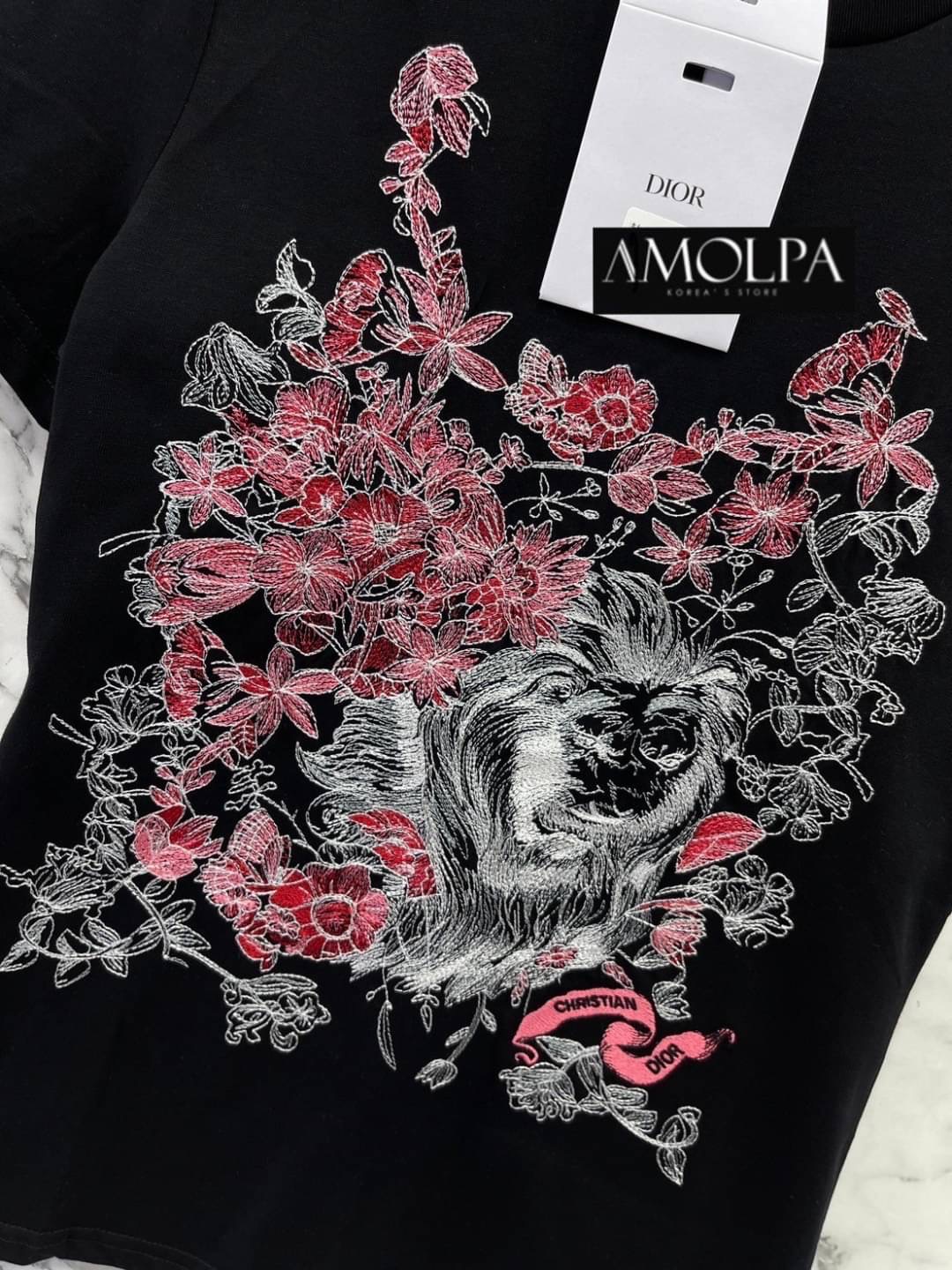 เสื้อยืด CD. งานปักแน่นๆ สวยม๊ากกกก แม๊ สวยเด่น ลายใหม่ชนช๊อปป ใส่สบายสุดๆ.. ใส่สบาย : สินค้าคุณภาพ (พร้อมส่ง)