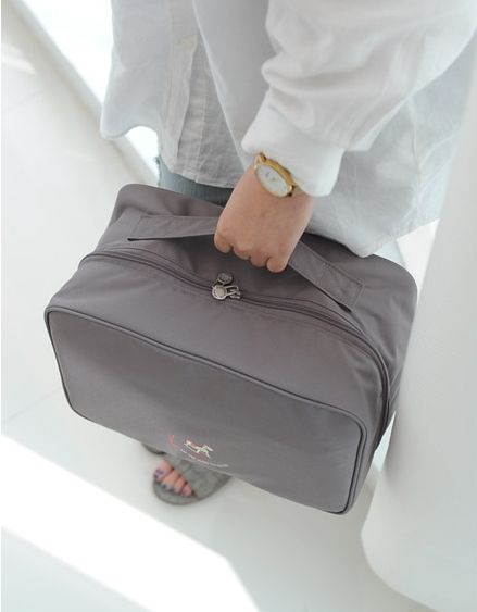 กระเป๋าจัดระเบียบเดินทาง, กระเป๋าจัดระเบียบเสื้อผ้า เสียบที่จับของกระเป๋าเดินทางได้ มีช่องใส่สองชั้นกั้นด้วยช่องตาข่าย ผลิตจากโพลีเอสเตอร์กันน้ำ