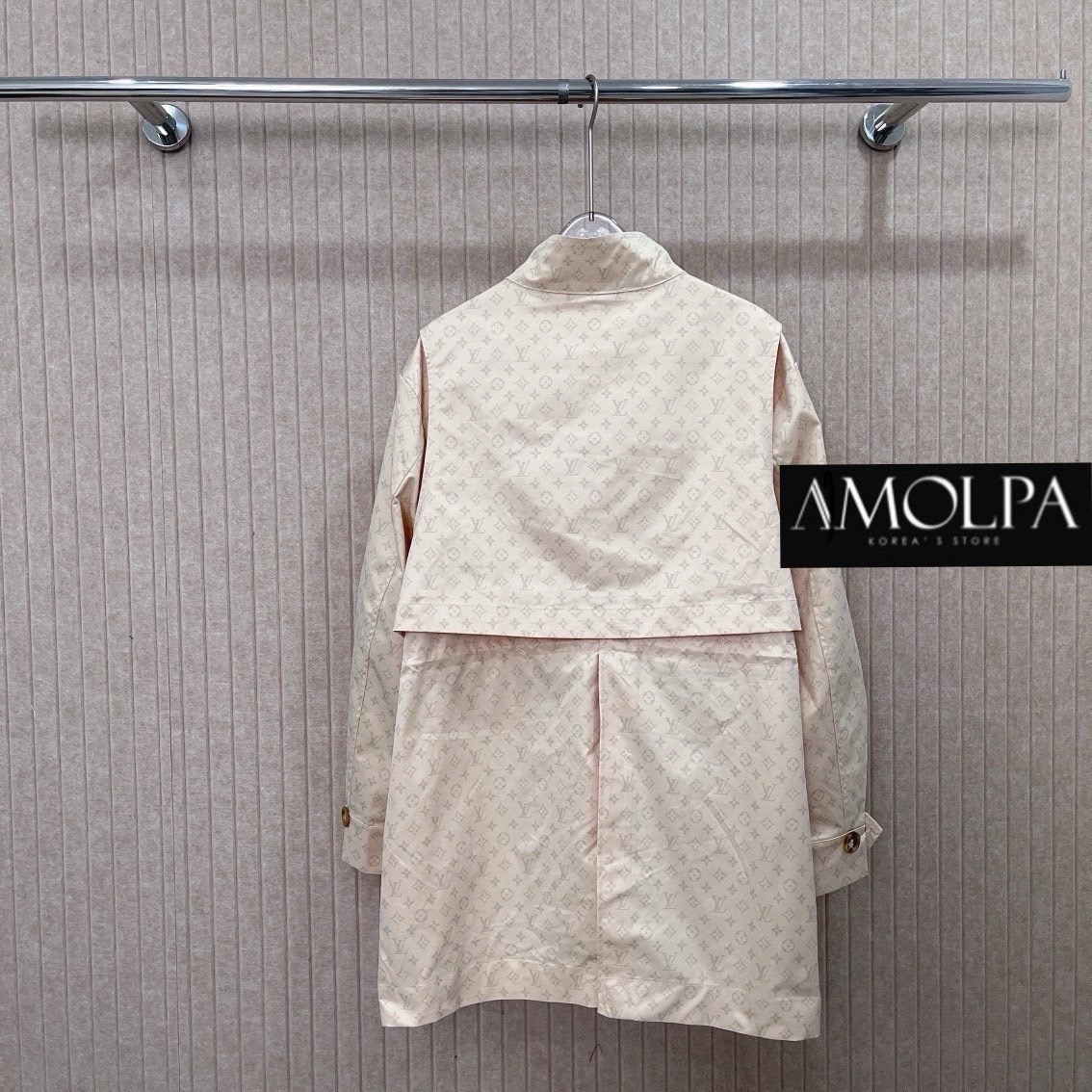 โค้ชตัวยาว MONOGRAM TOILE TRENCH COAT LOUIS VUITTON SS24 งานHIEND สุดๆ ห้ามพลาด งานดีสุดๆ ค่ะ ใส่แล้วสวย หรู ไฮโซ มาก : สินค้าคุณภาพ (พร้อมส่ง)