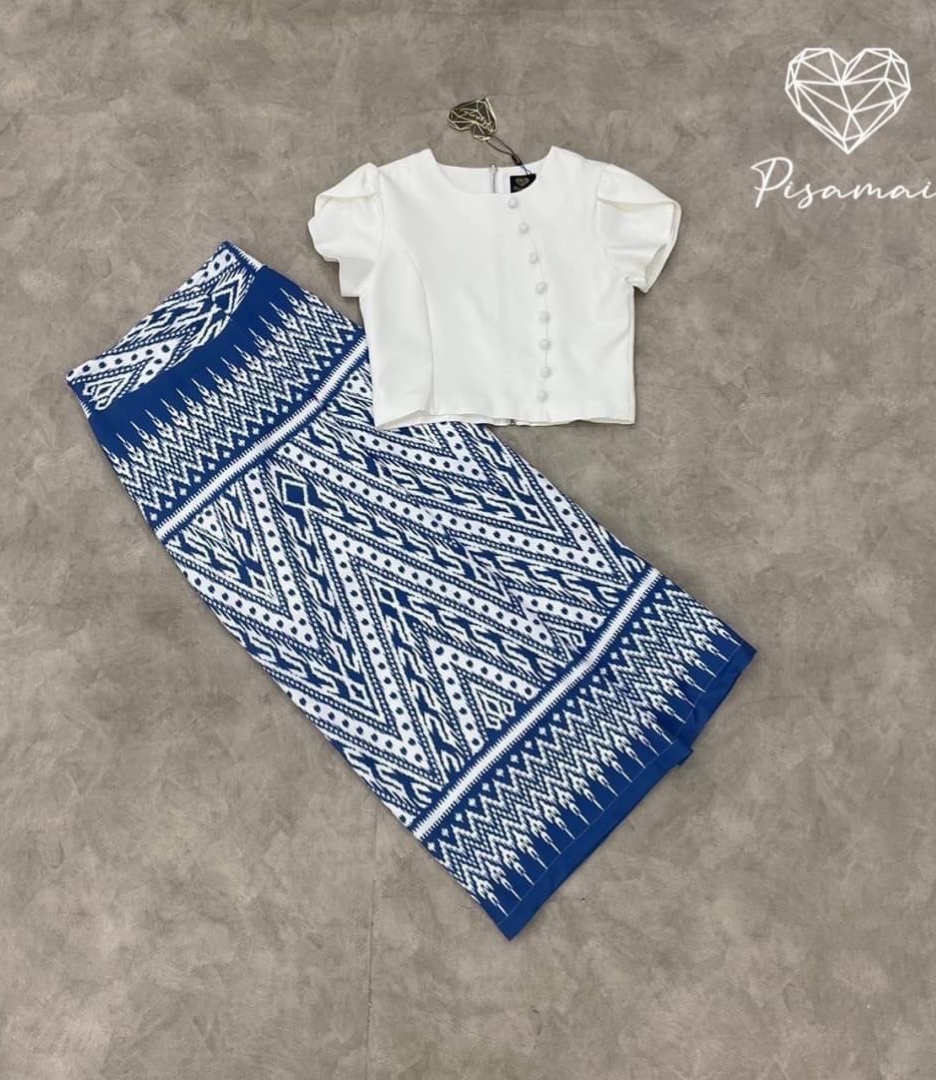 ชุดไทย เซ็ตเสื้อแขนตุ๊กตาแต่งกระดุมเรียงสีขาว มาคู่กับกระโปรงลูกไม้ผ้าถุงตัวยาวสีน้ำเงิน แพทเทิ้นสวยมากค่า สินค้าคุณภาพ (พร้อมส่ง)