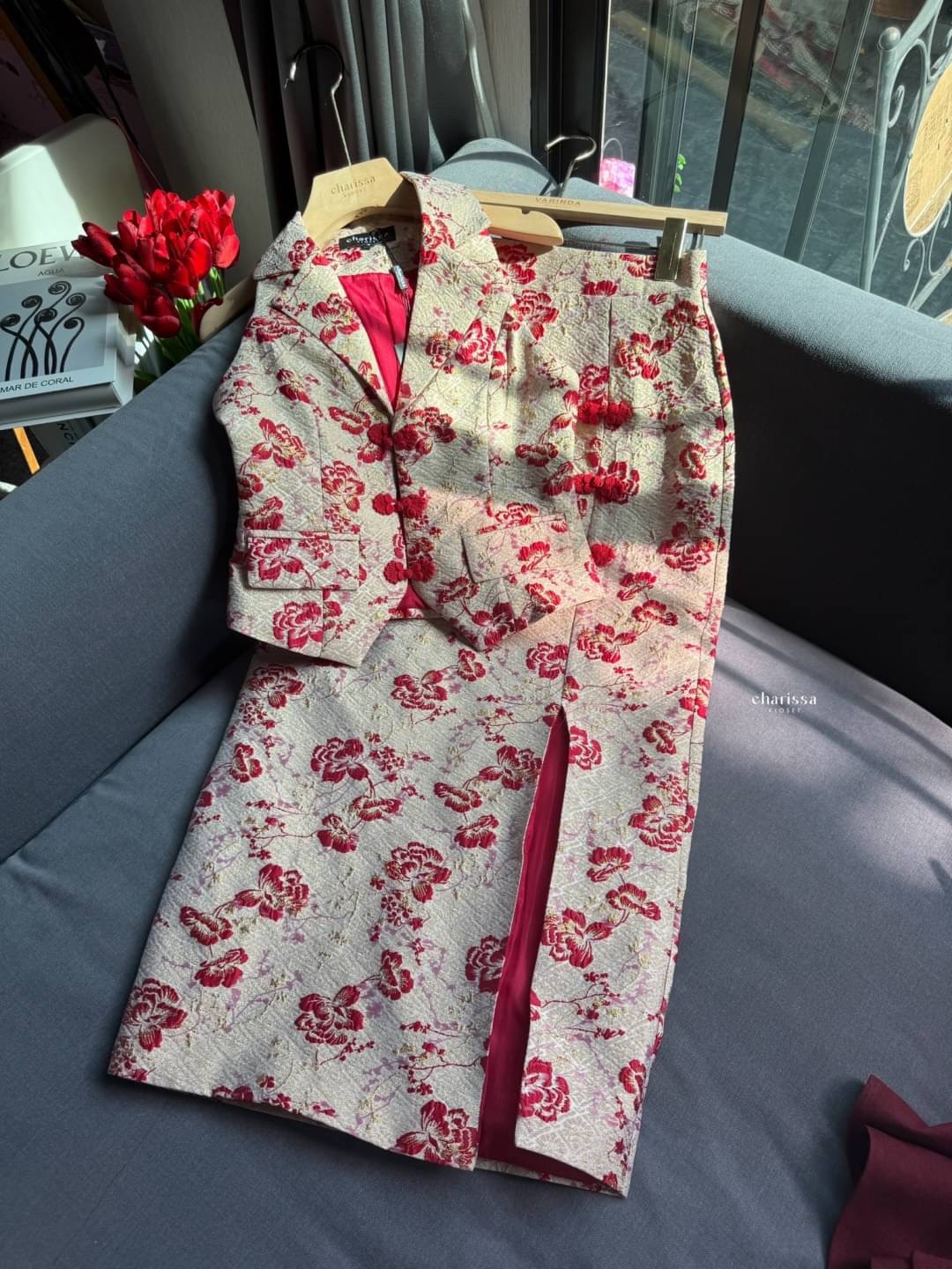 เซ็ทเสื้อแขนกุดคอปกสูท ผ้าพิมพ์ ลายนูนดอกไม้สีแดงซับในทั้งชุดแต่งกระดุมจริง มาพร้อมกับกระโปรงยาวผ่าหน้า ใส่สบาย : สินค้าคุณภาพ (พร้อมส่ง)