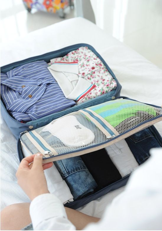 กระเป๋าจัดระเบียบเดินทาง, กระเป๋าจัดระเบียบเสื้อผ้า เสียบที่จับของกระเป๋าเดินทางได้ มีช่องใส่สองชั้นกั้นด้วยช่องตาข่าย ผลิตจากโพลีเอสเตอร์กันน้ำ