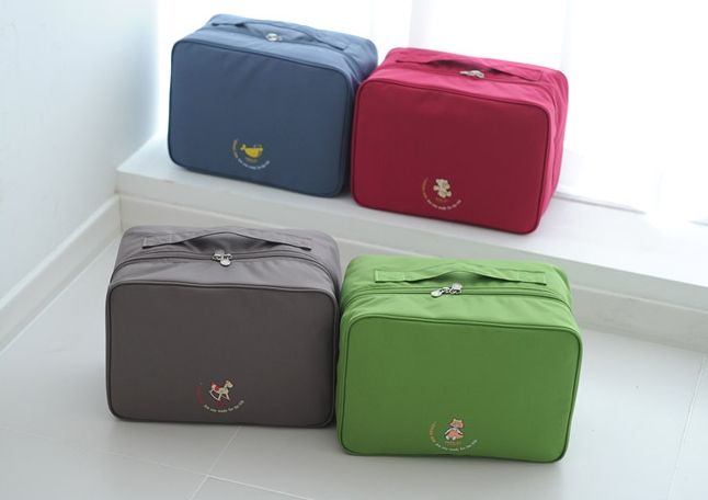 กระเป๋าจัดระเบียบเดินทาง, กระเป๋าจัดระเบียบเสื้อผ้า เสียบที่จับของกระเป๋าเดินทางได้ มีช่องใส่สองชั้นกั้นด้วยช่องตาข่าย ผลิตจากโพลีเอสเตอร์กันน้ำ