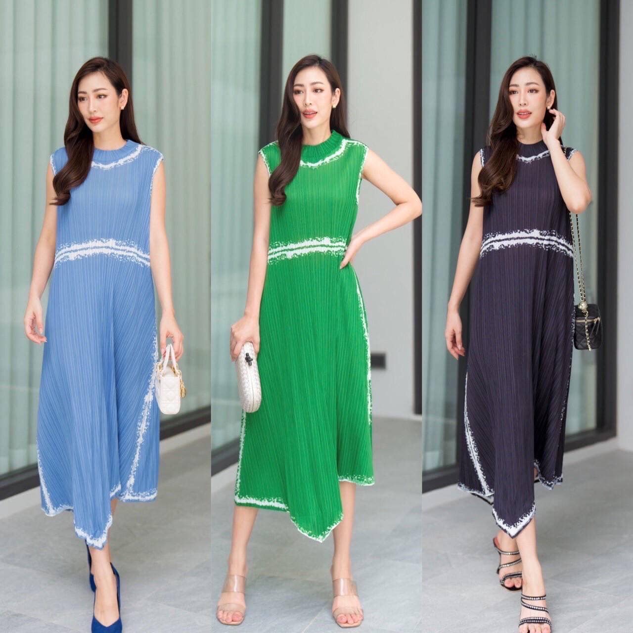 เดรสอัดพลีท งานสวยไฮโซ ทรงคอปีน แขนกุด ชายบาน A Line 😍 เพิ่มความเกร๋กรุบ ด้วยการตัดเฉลียงข้าง สวยพริ้ว ทุกมุมมอง 👍🏻 สินค้าคุณภาพ (พร้อมส่ง)