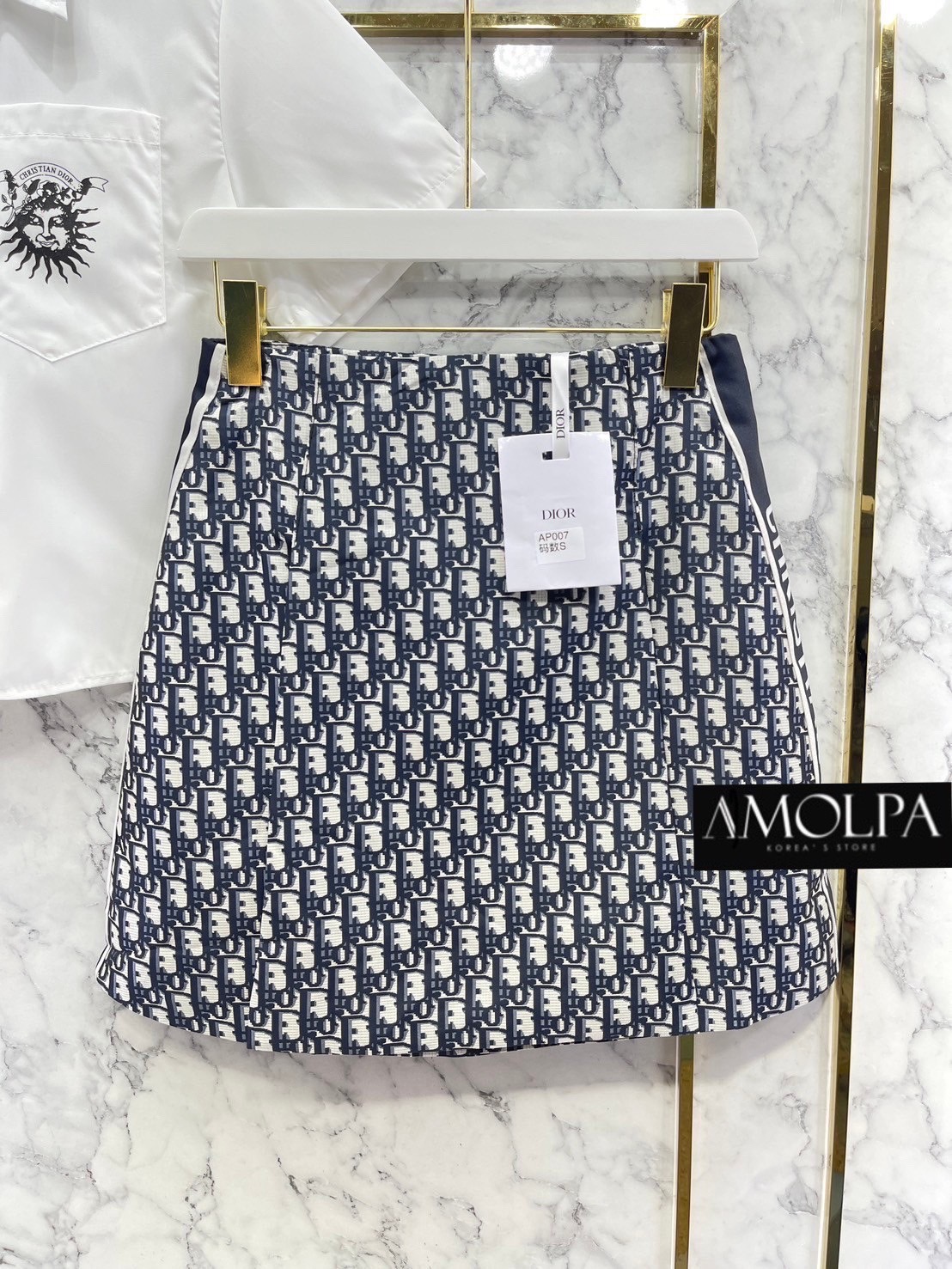 Set เสื้อ+กระโปรง CD. ตัวเสื้อเป็น เสื้อเชิ้ตแขนสั้น ตัวเสื้อผ้าคอตตอล100 ใส่สบาย และดูแพงสุดๆ มาพร้อมกระโปรงผ้าทอ สินค้าคุณภาพ (พร้อมส่ง)