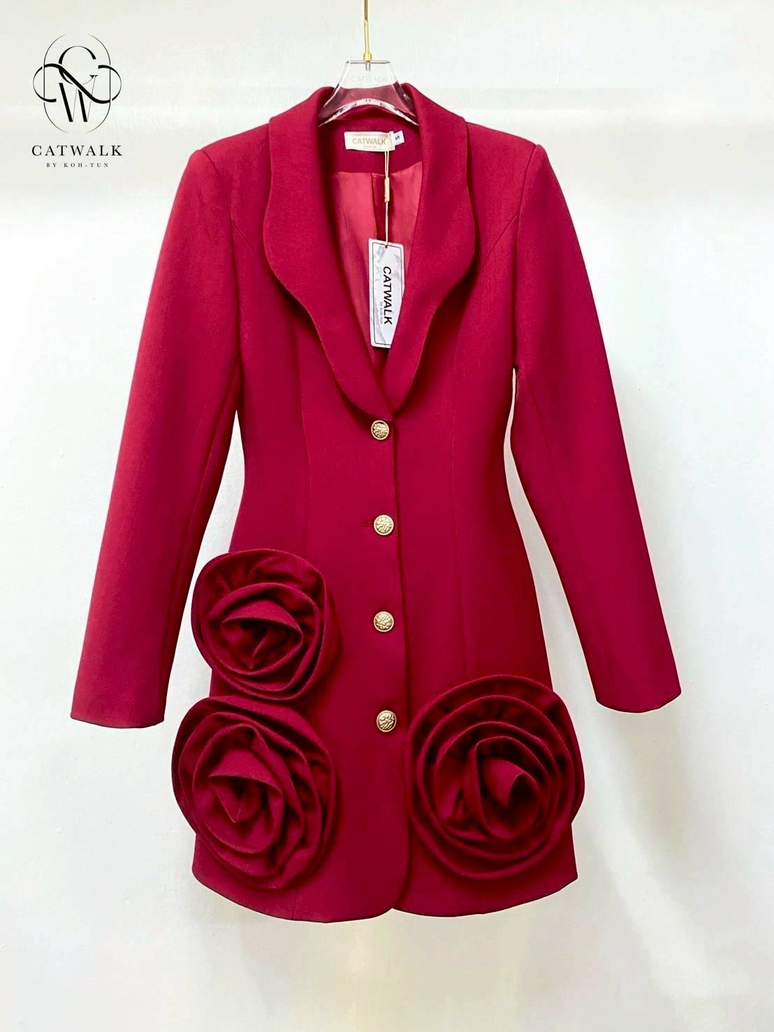 เดรสแต่งปลายดอกกุหลาบ เนื้อผ้าเกรดเอ ตัวชุดเป็นทรงเข้ารูปกระโปรงเป็นทรงเอเล็กน้อย ปกตัวชุดแต่งของเป็นโค้งสวยงาม ปลายชุดแต่งด้วยกุหลาบผ้าดอกใหญ่ดูโดดเด่นสุดๆ ใส่สบาย : สินค้าคุณภาพ (พร้อมส่ง)