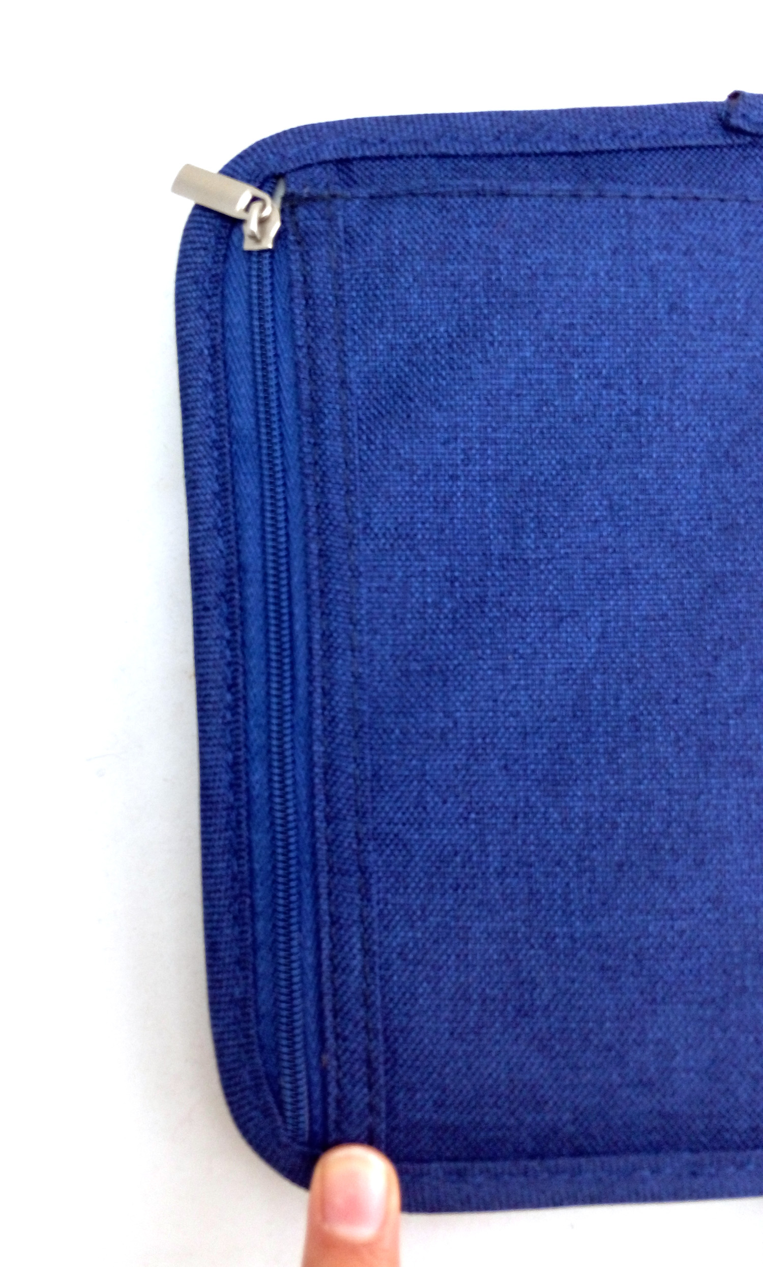 กระเป๋าใส่พาสปอร์ตสั้น กระเป๋าใส่หนังสือเดินทาง ขนาดกะทัดรัด ช่องเยอะ ใส่เอกสารสำคัญ ธนบัตร บัตรต่าง ๆ พกพาสะดวก ผลิตจากโพลีเอสเตอร์กันน้ำ คุณภาพดี