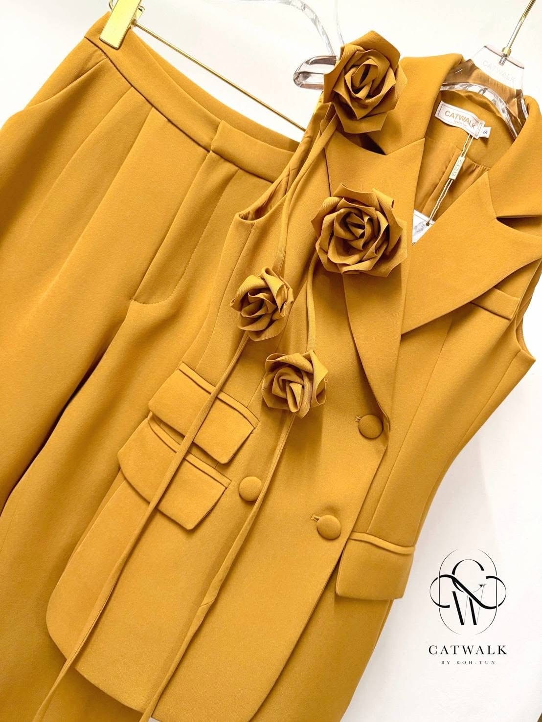 เซต Blazer แขนกุด+เข็มกลัดดอกไม้+กางเกงทรงสวย เนื้อผ้าเกรดเอ เนื้อผ้าเป็นทรงทิ้งตัว ใส่สบาย : สินค้าคุณภาพ (พร้อมส่ง)