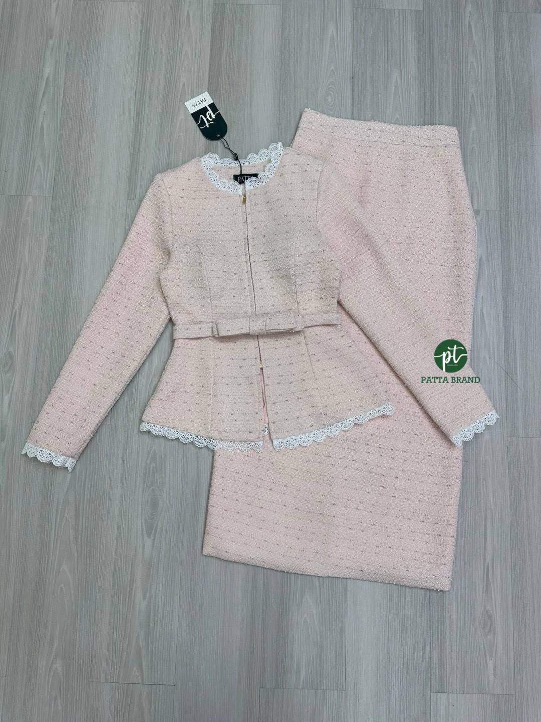 Set 2 ชิ้น ตัวเสื้อทรงพอดีตัวแขนยาวคอชิดแต่งระบาย มีซิปรูดด้านหน้า (อกเย็บเสริมฟองน้ำ) มีสายขาดเอวเข็มขัดเป็นริบบิ้นโบว์+กระโปรงยาวทรงสอบเนื้อผ้าเดียวกัน ดึเทลผ่าหลัง (มีซิปหลัง) ทรงสวยเป๊ะ ใส่สบาย : สินค้าคุณภาพ (พร้อมส่ง)