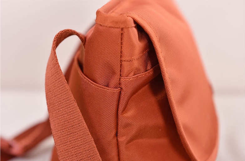 DINIWELL 2 Way MESSENGER BAG เป็นได้ทั้งสะพายข้าง-ไหล่ และสะพายหลัง ขนาดใหญ่ ใส่ได้ทั้งทำงาน ท่องเที่ยว ช่องเยอะ น้ำหนักเบา ผลิตจากไนล่อนคุณภาพสูง กันน้ำ มี 4 สีให้เลือก