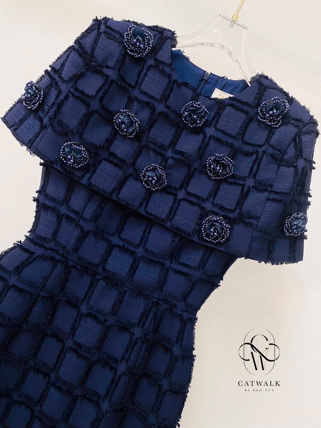 เดรสผ้าทอคลุมไหล่แต่ดอกไม้ เนื้อผ้าทอลายตารางเกรดเอ เนื้อนุ่มใส่สบาย ตัวชุดเป็นทรงเข้ารูป ใส่สบาย : สินค้าคุณภาพ (พร้อมส่ง)