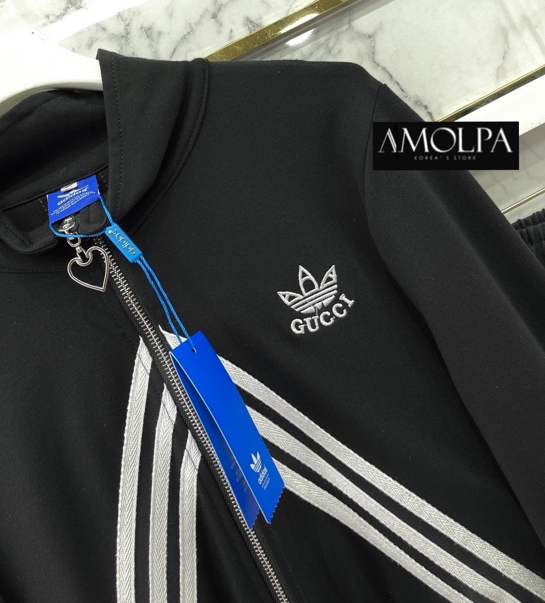 SET งานแบรนด์ แถบข้าง คอลเลคชั่นใหม่ ตัวเสื้อแต่งแถบแขนยาวซิปหน้า ปัก LOGO ที่หน้าอก มาพร้อมกางเกง ผ้าอย่างดี ใส่สบาย สินค้าคุณภาพ (พร้อมส่ง)