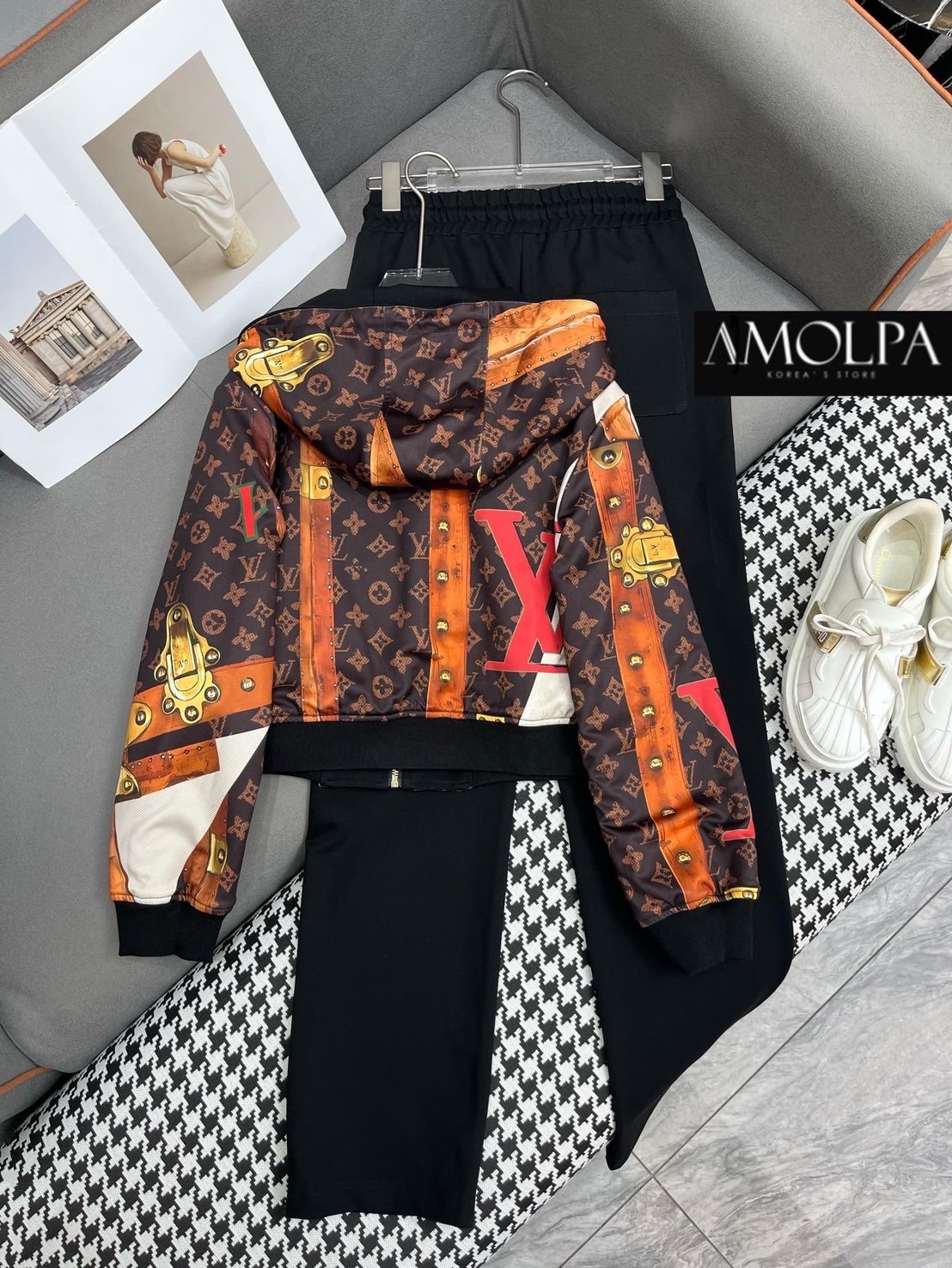 SET JACKET LV งาน Hiend ใส่ได้ทั้ง 2 ด้าน เนื้อผ้าดีม๊ากกกก ผ้าใส่สบายมากกกก ห้ามพลาดเลยนะคะ ใส่สบายสุดๆ : สินค้าคุณภาพ (พร้อมส่ง)