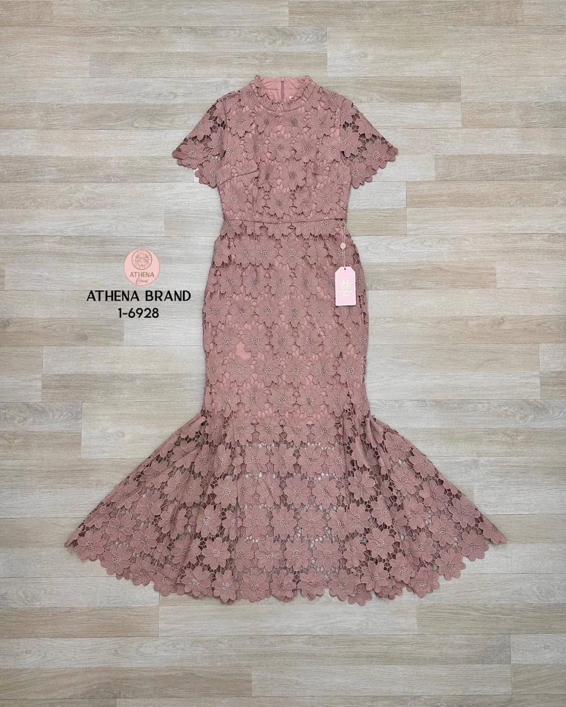 Maxi Dress คอปีนดีไซน์ทรงหางปลา ใช้ผ้าลูกไม้ปักลายดอกไม้แน่นๆสวยหรูหราโดดเด่น เนื้อผ้าดี๊ดีมีTexture งานมีซับใน ใส่สบาย : สินค้าคุณภาพ (พร้อมส่ง)